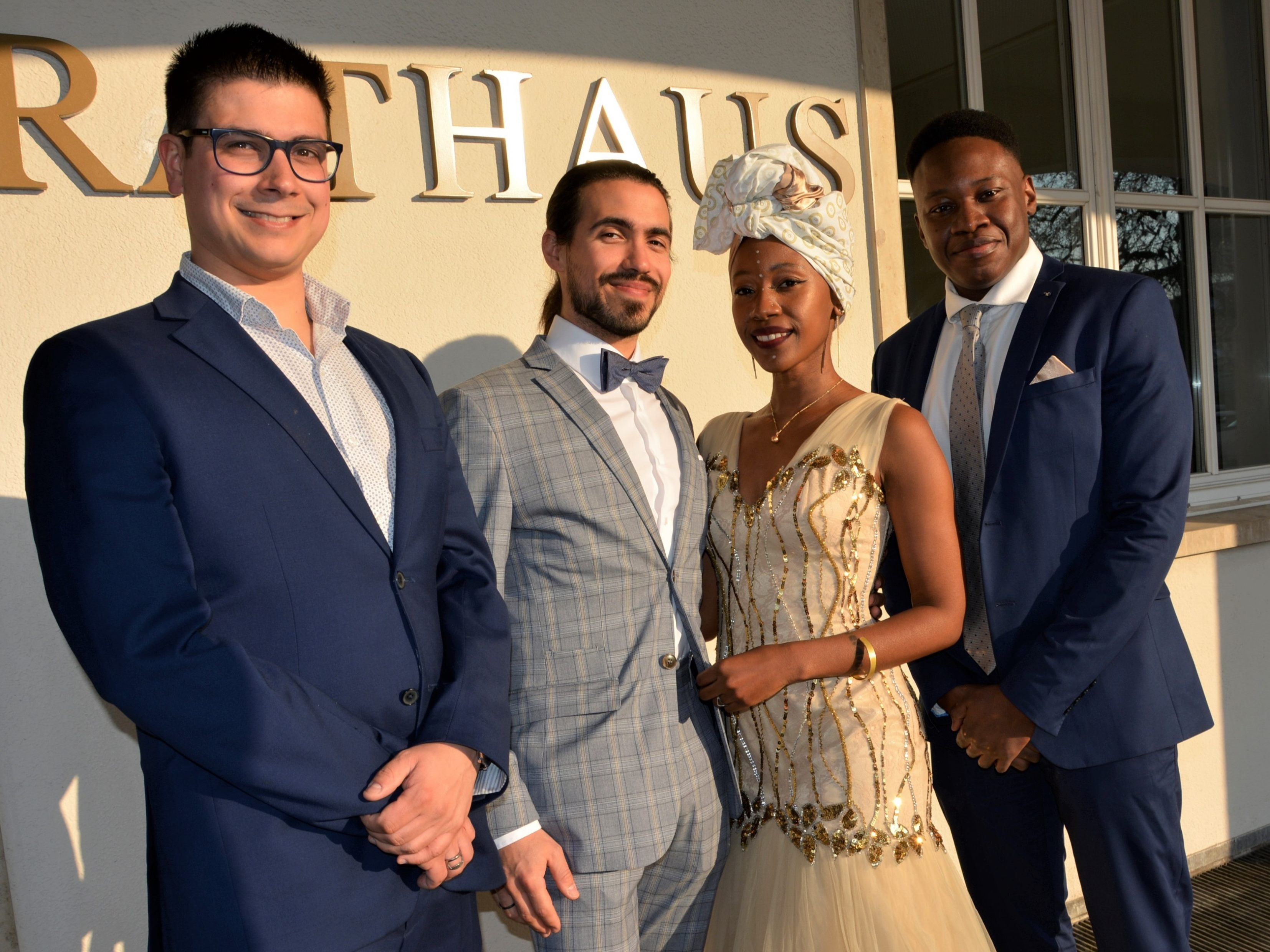 Das Brautpaar mit den Trauzeugen bei der standesamtlichen Hochzeit in Dornbirn.