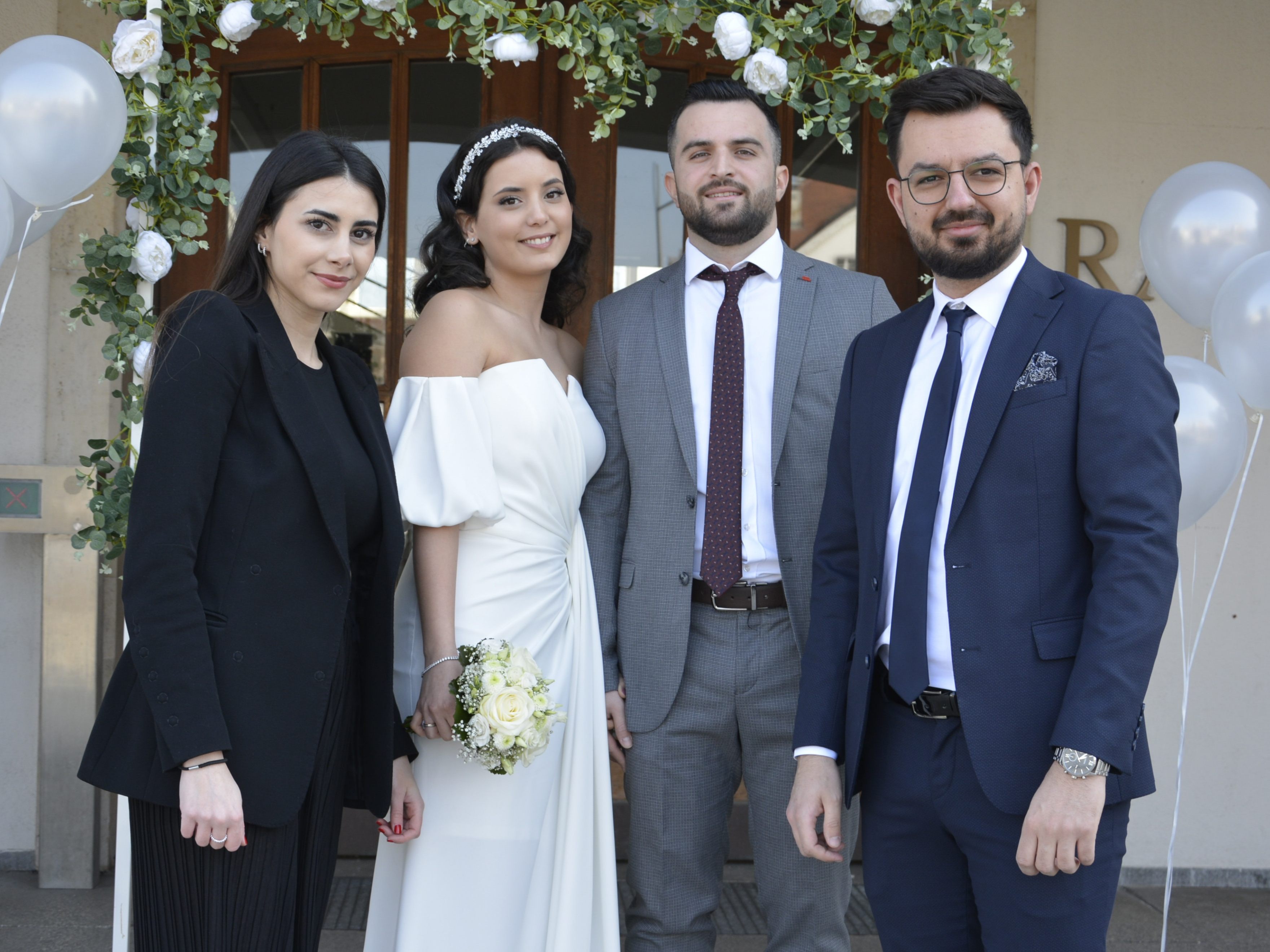 Das Brautpaar mit den Trauzeugen bei der standesamtlichen Hochzeit in Dornbirn.