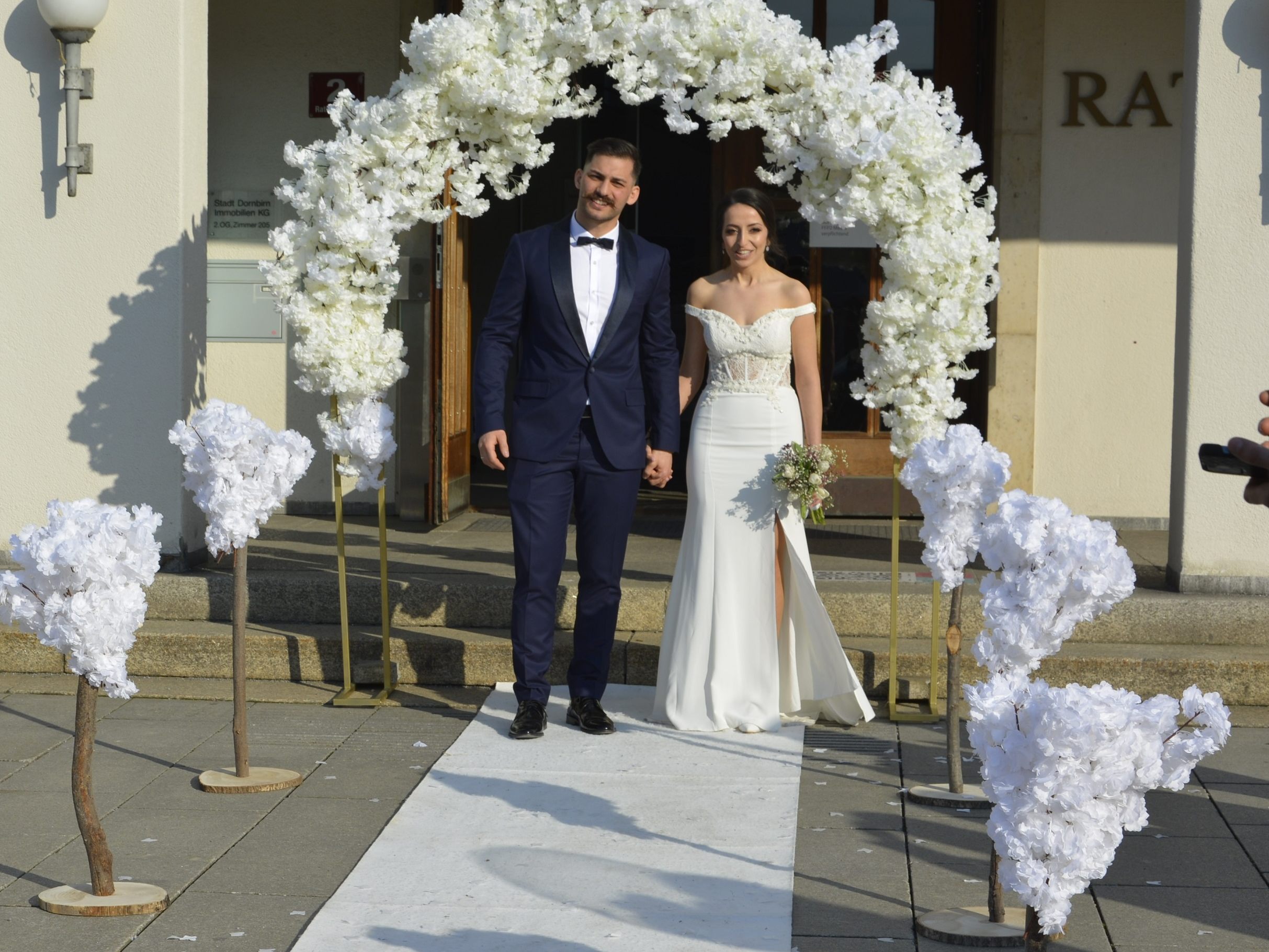 Das Brautpaar, frisch vermählt, beim Standesamt Dornbirn.