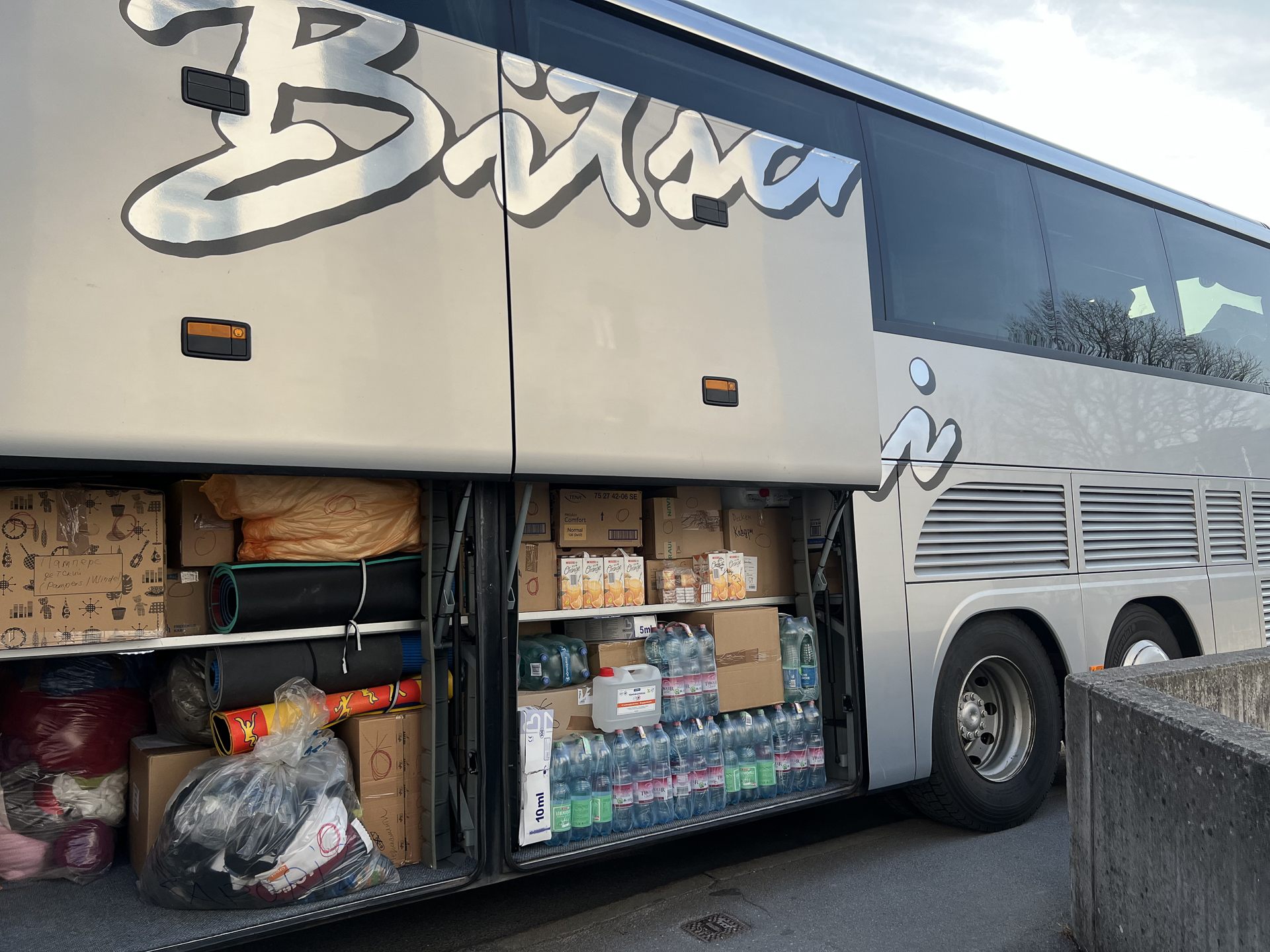 Bettina Bitschi bringt zum dritten Mal Hilfsgüter an die ukrainische Grenze und nimmt auf dem Heimweg Flüchtlinge mit nach Österreich.