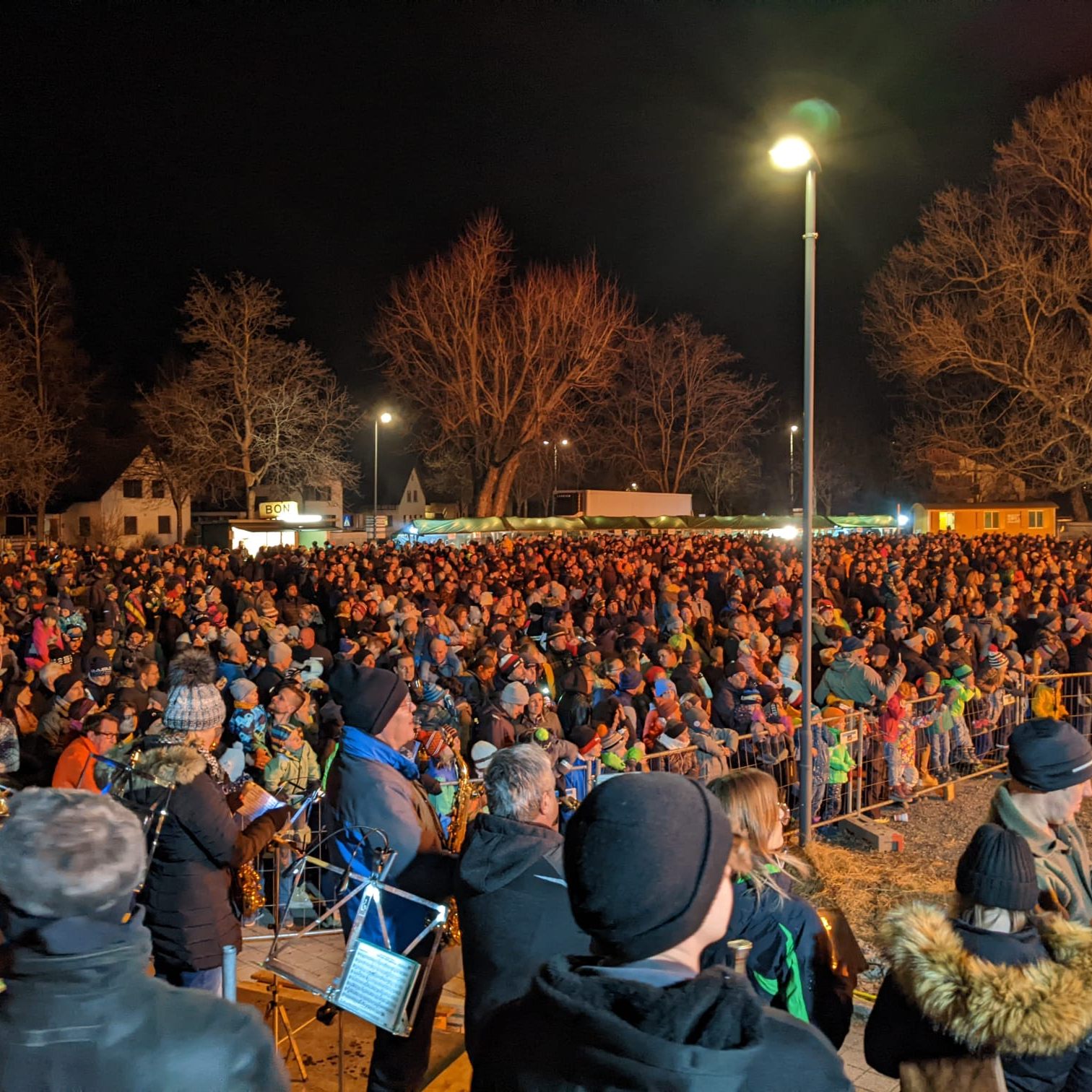 Ein voller Fest und Funkenplatz in Oberau.