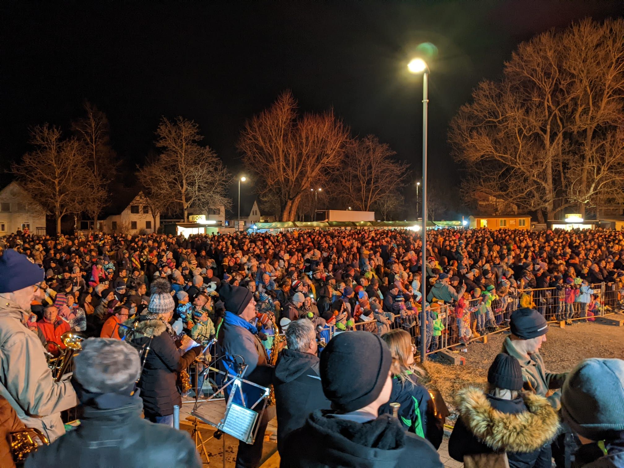 Ein voller Fest und Funkenplatz in Oberau.