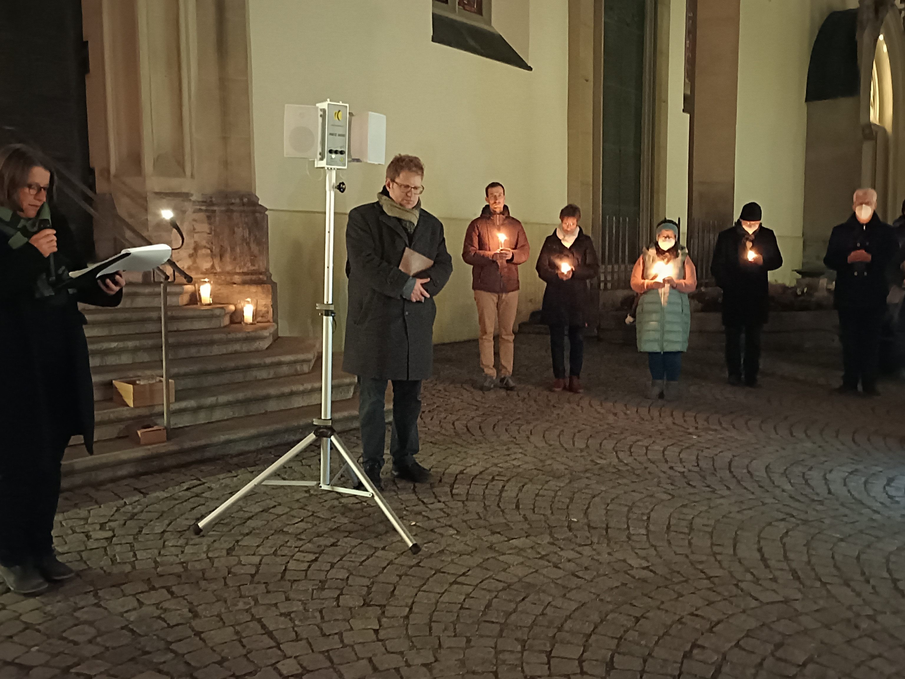 Gemeinsam wurde für den Frieden auf der Welt gebetet und gesungen. Gemeinsam wurde für den Frieden auf der Welt gebetet und gesungen.