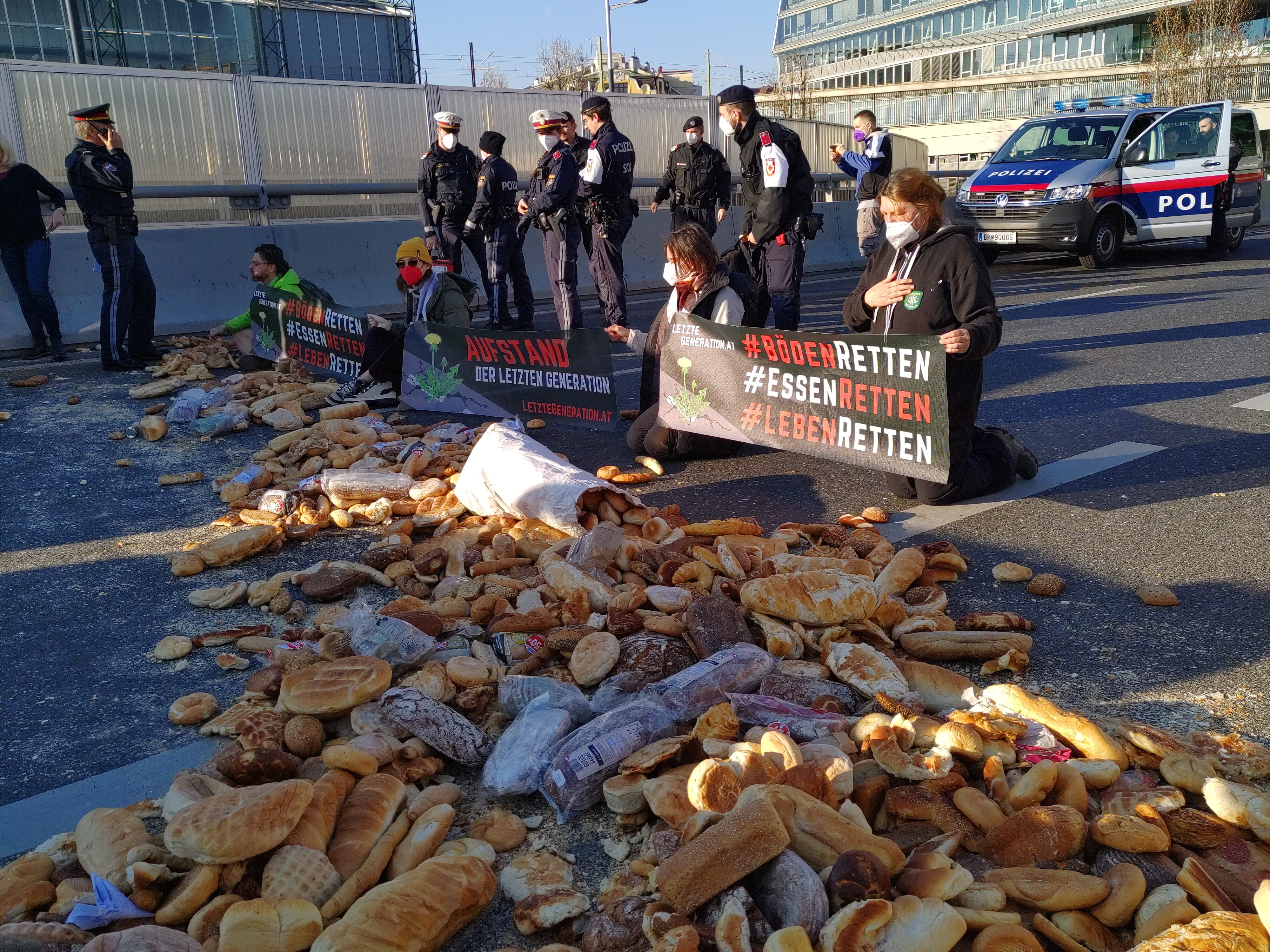Mehrere Aktivisten sorgten im Wiener Frühverkehr auf der Gürtelbrücke für eine Blockade. Mehrere Aktivisten sorgten im Wiener Frühverkehr auf der Gürtelbrücke für eine Blockade.