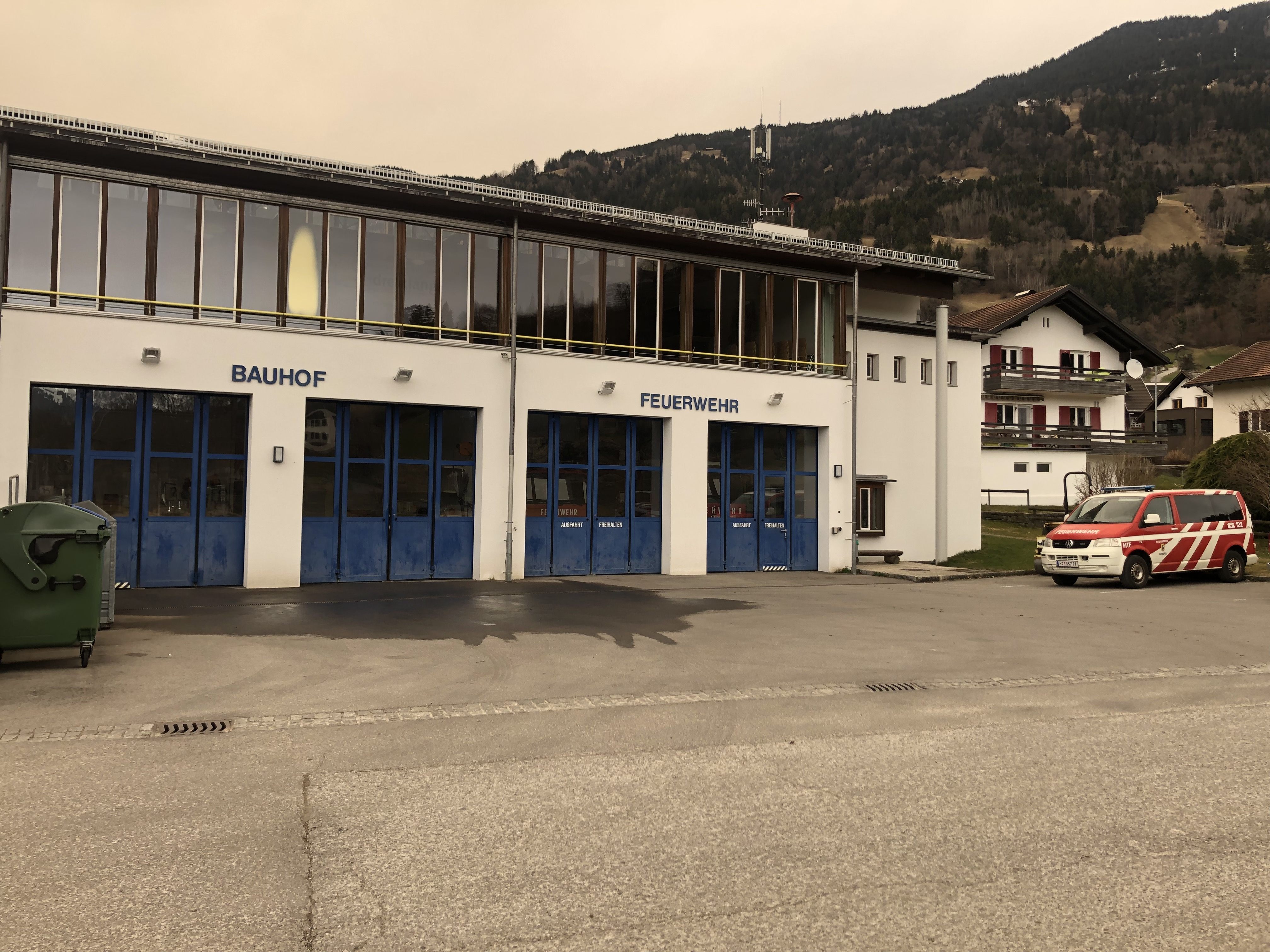 Beim Feuerwehrhaus in Schnifis wäre in diesem Herbst der Start für umfangreiche Erweiterungsarbeiten vorgesehen