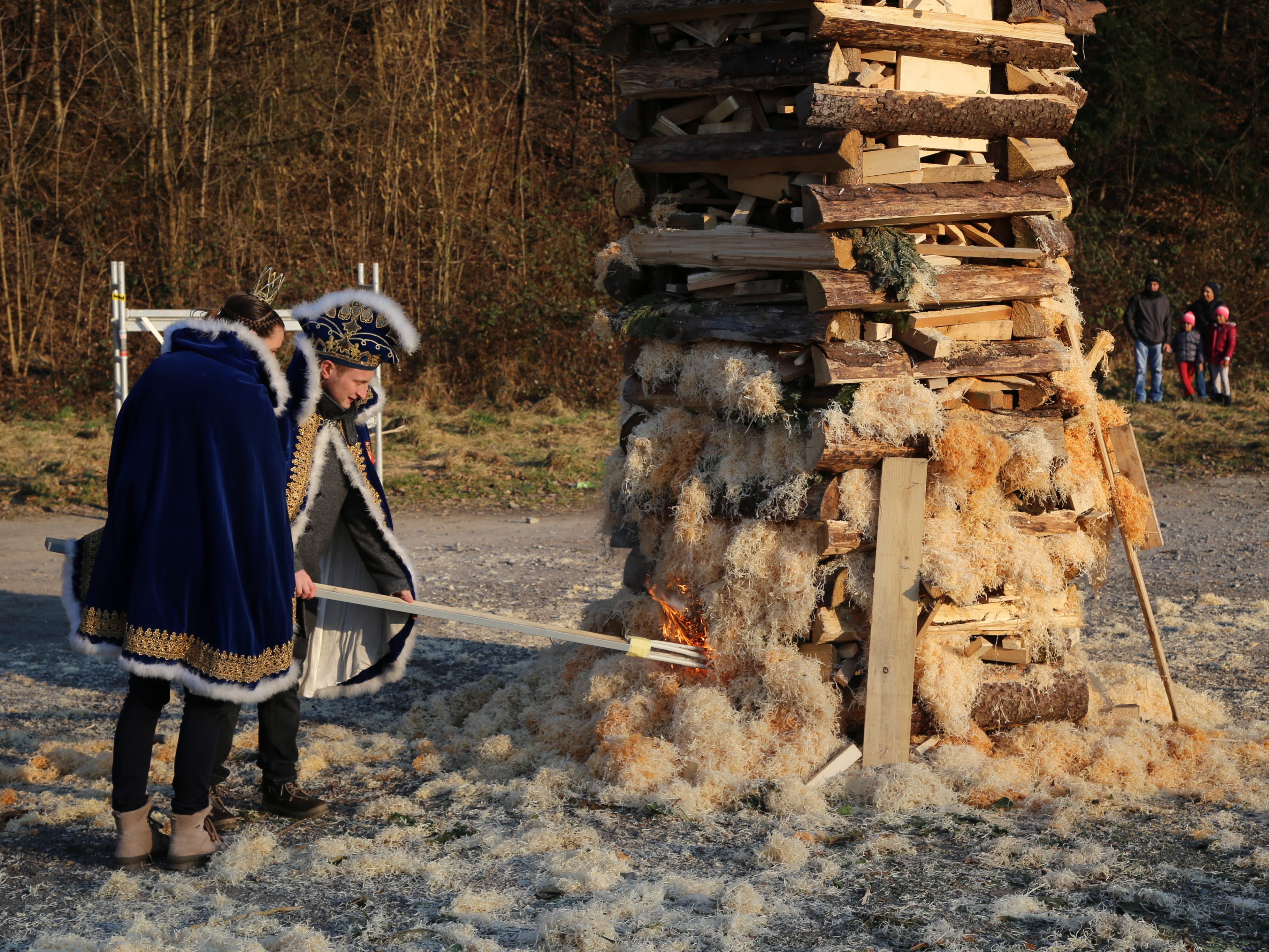 Das Prinzenpaar zündete den Funkenturm an.