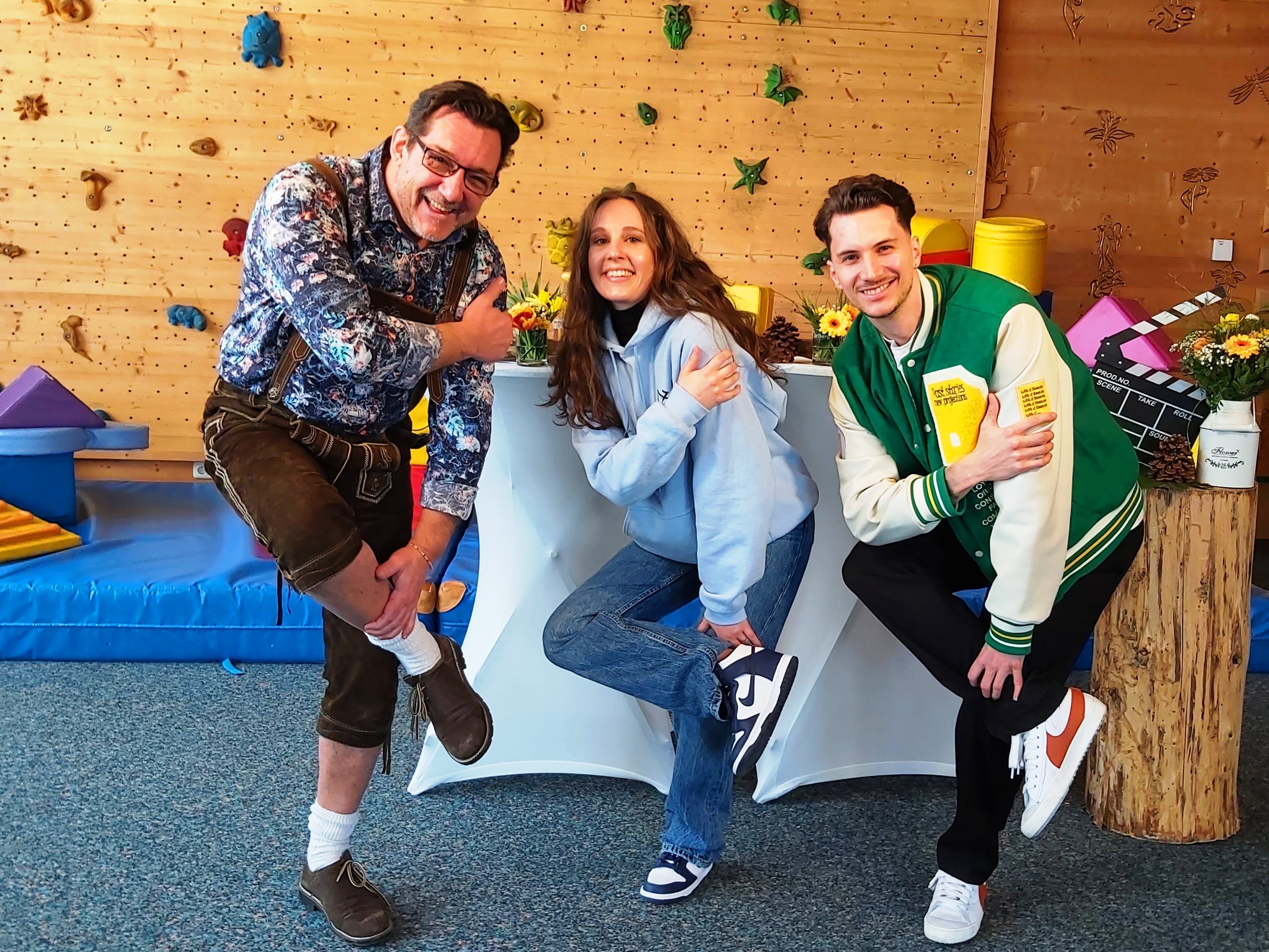 In der schwungvollen 230. Folge stellen Julia Konzett (mi) und David Hollerer (re) Andreas Seeburger (li) ihre Begeisterung für Urban Dance vor. In der schwungvollen 230. Folge stellen Julia Konzett (mi) und David Hollerer (re) Andreas Seeburger (li) ihre Begeisterung für Urban Dance vor.