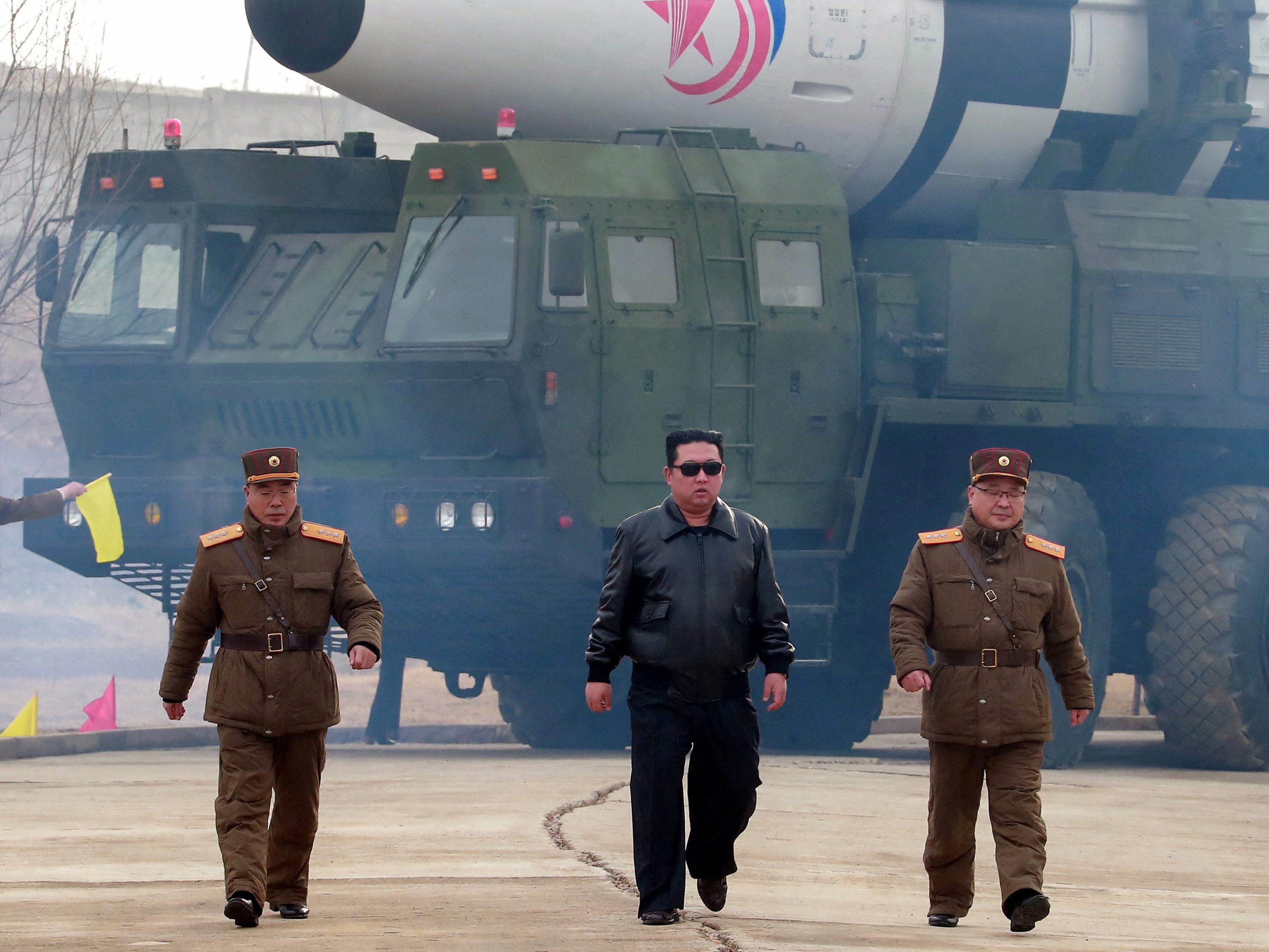 Kim Jong-un inszeniert sich gern als cooler Star. Kim Jong-un inszeniert sich gern als cooler Star.