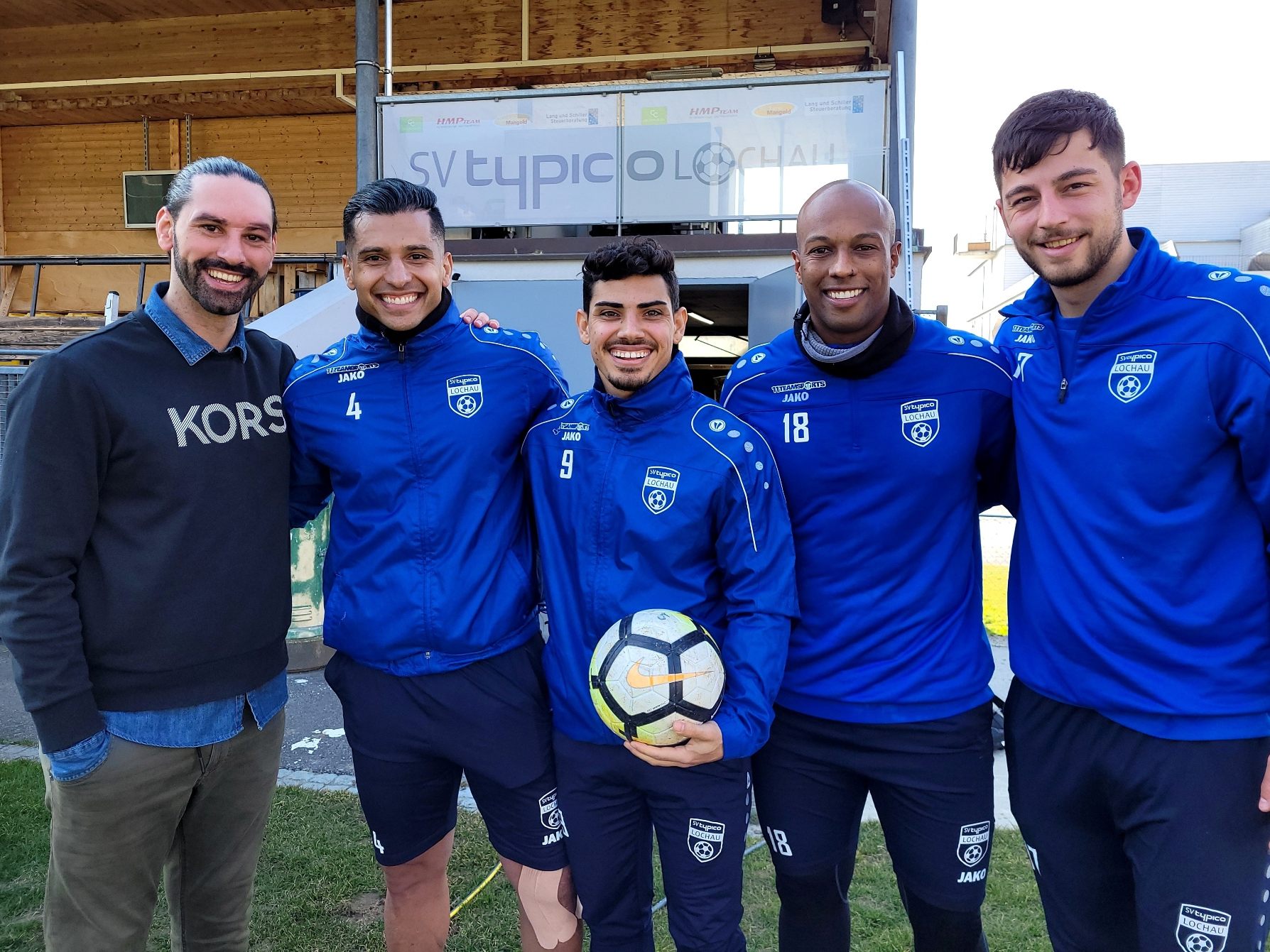 Die Brasilianer Átila Araujo Prado, Alexandre de Barros Junior, besser bekannt als „Juninho Barros“, und Ygor Vieira mit Kapitän Fabio Feldkircher und Trainer Rifat Sen (links). Die Brasilianer Átila Araujo Prado, Alexandre de Barros Junior, besser bekannt als „Juninho Barros“, und Ygor Vieira mit Kapitän Fabio Feldkircher und Trainer Rifat Sen (links).