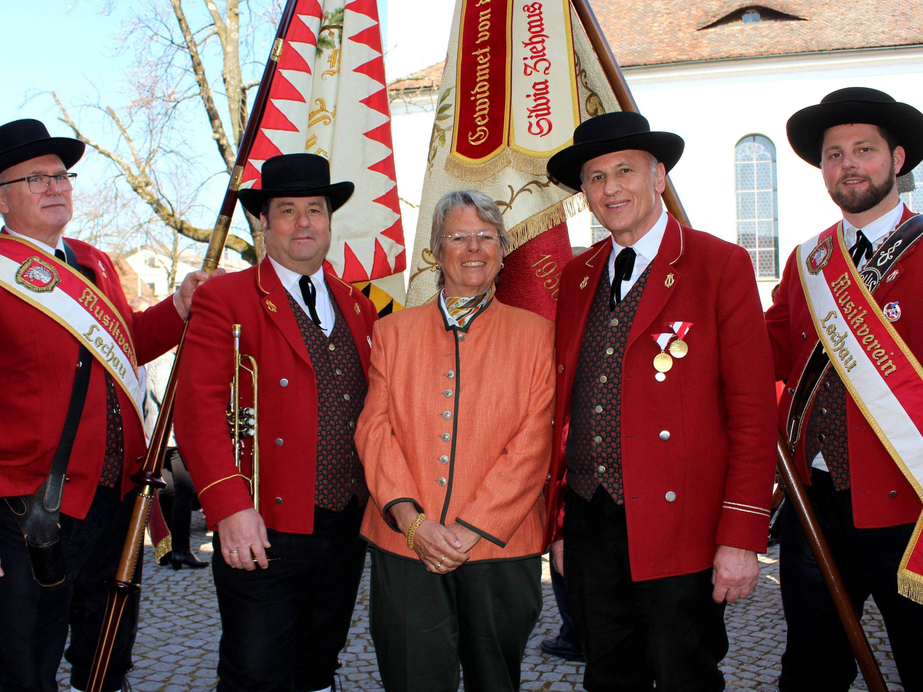 Fahnenweihefest des Musikvereines Lochau: Fähnrich Werner Moosburger (Fahne 1892), Vize-Vorstand Achim Langegg, Fahnenpatin Silvia Ziehaus, Ehrenvorstand Wolfram Baldauf und Fähnrich Manuel Rührnschopf (Fahne 1950). Fahnenweihefest des Musikvereines Lochau: Fähnrich Werner Moosburger (Fahne 1892), Vize-Vorstand Achim Langegg, Fahnenpatin Silvia Ziehaus, Ehrenvorstand Wolfram Baldauf und Fähnrich Manuel Rührnschopf (Fahne 1950).