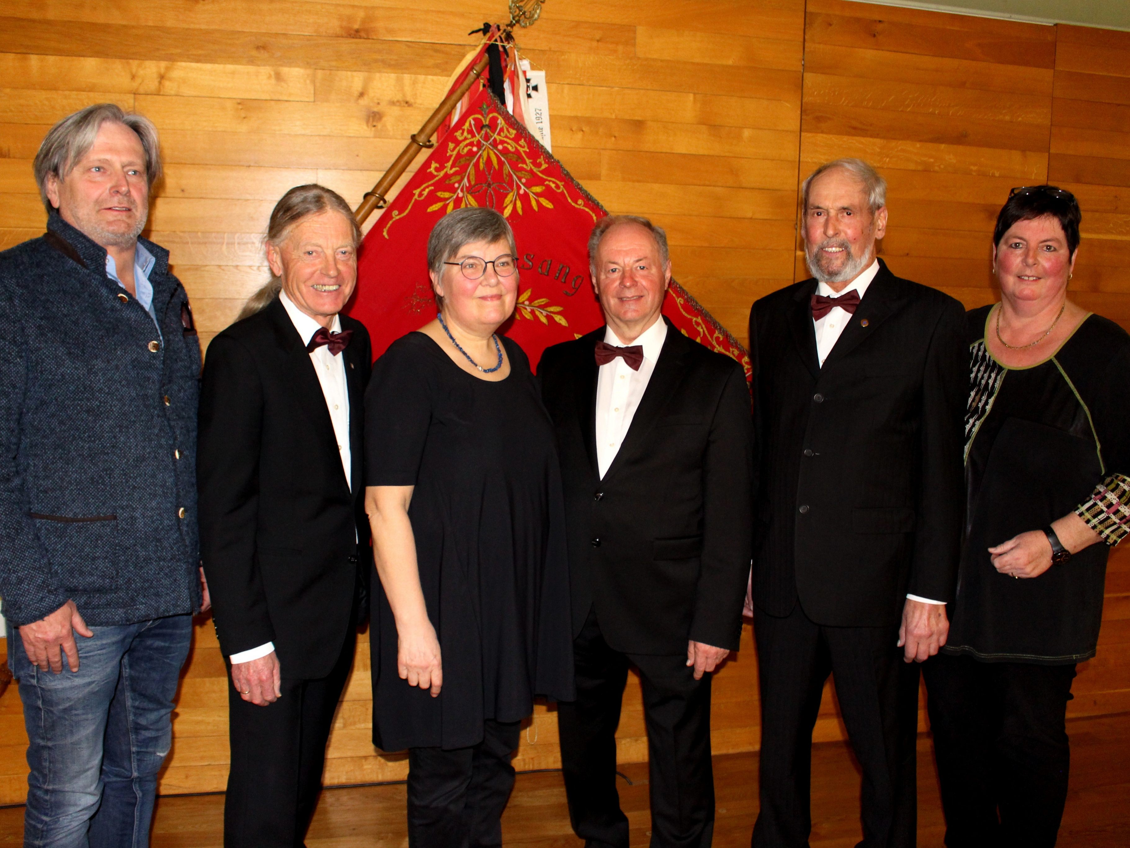 Der Männergesangverein Lochau feierte im Kreise der Lochauer Senioren sein 100-jähriges Jubiläum: Bgm. Frank Matt, Chronist Konrad Fessler, Chorleiterin Brigitte Dünser, Obmann Peter Rädler, Fähnrich Nobert Troy und Kulturreferentin Petra Rührnschopf. Der Männergesangverein Lochau feierte im Kreise der Lochauer Senioren sein 100-jähriges Jubiläum: Bgm. Frank Matt, Chronist Konrad Fessler, Chorleiterin Brigitte Dünser, Obmann Peter Rädler, Fähnrich Nobert Troy und Kulturreferentin Petra Rührnschopf.