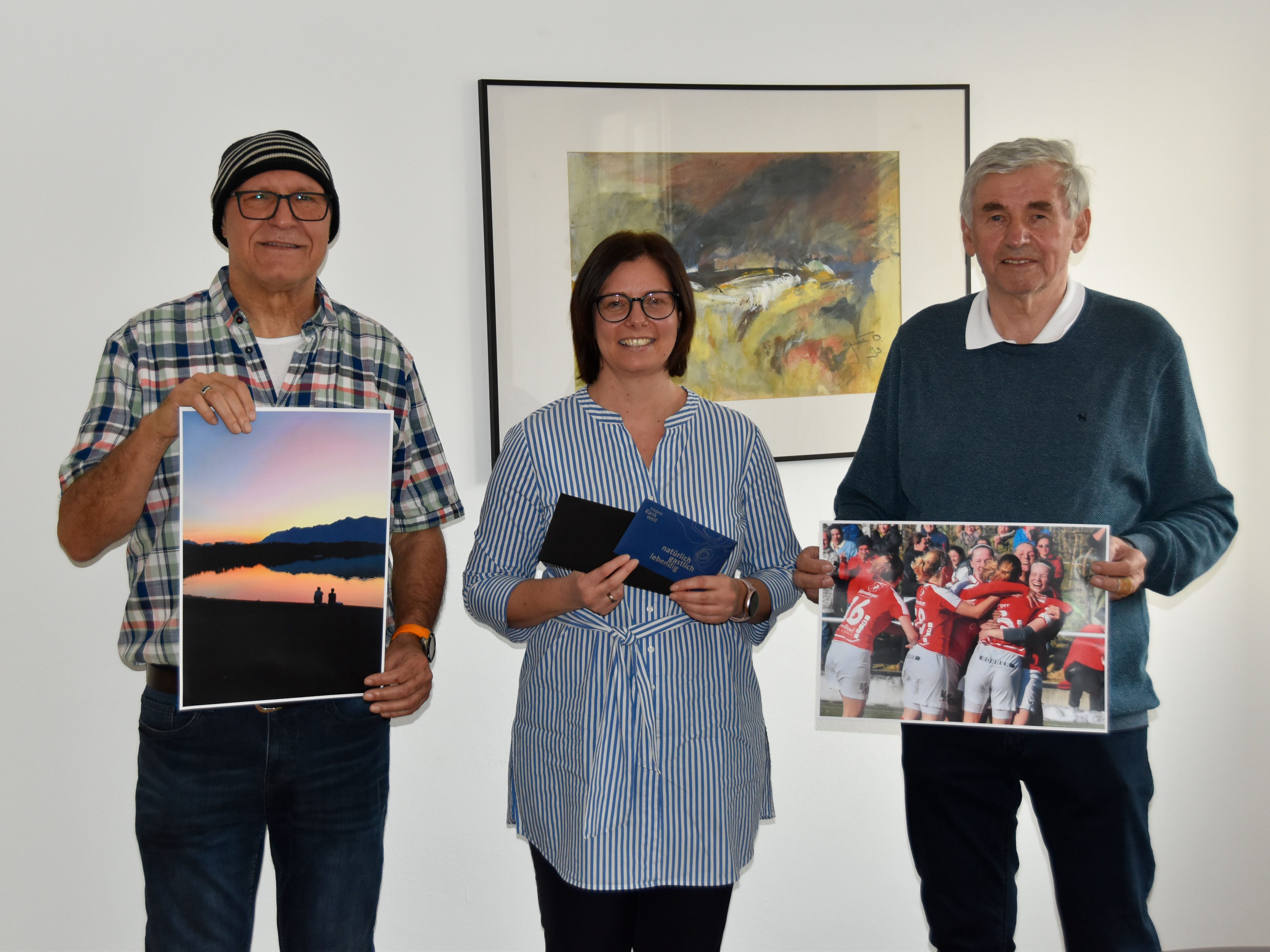 Die Gewinner Manfred Bauer und Luggi Knobel bei der Gewinnübergabe mit Bürgermeisterin Katharina Wöß-Krall (es fehlt: Gewinnerin Ramona Heinzle).