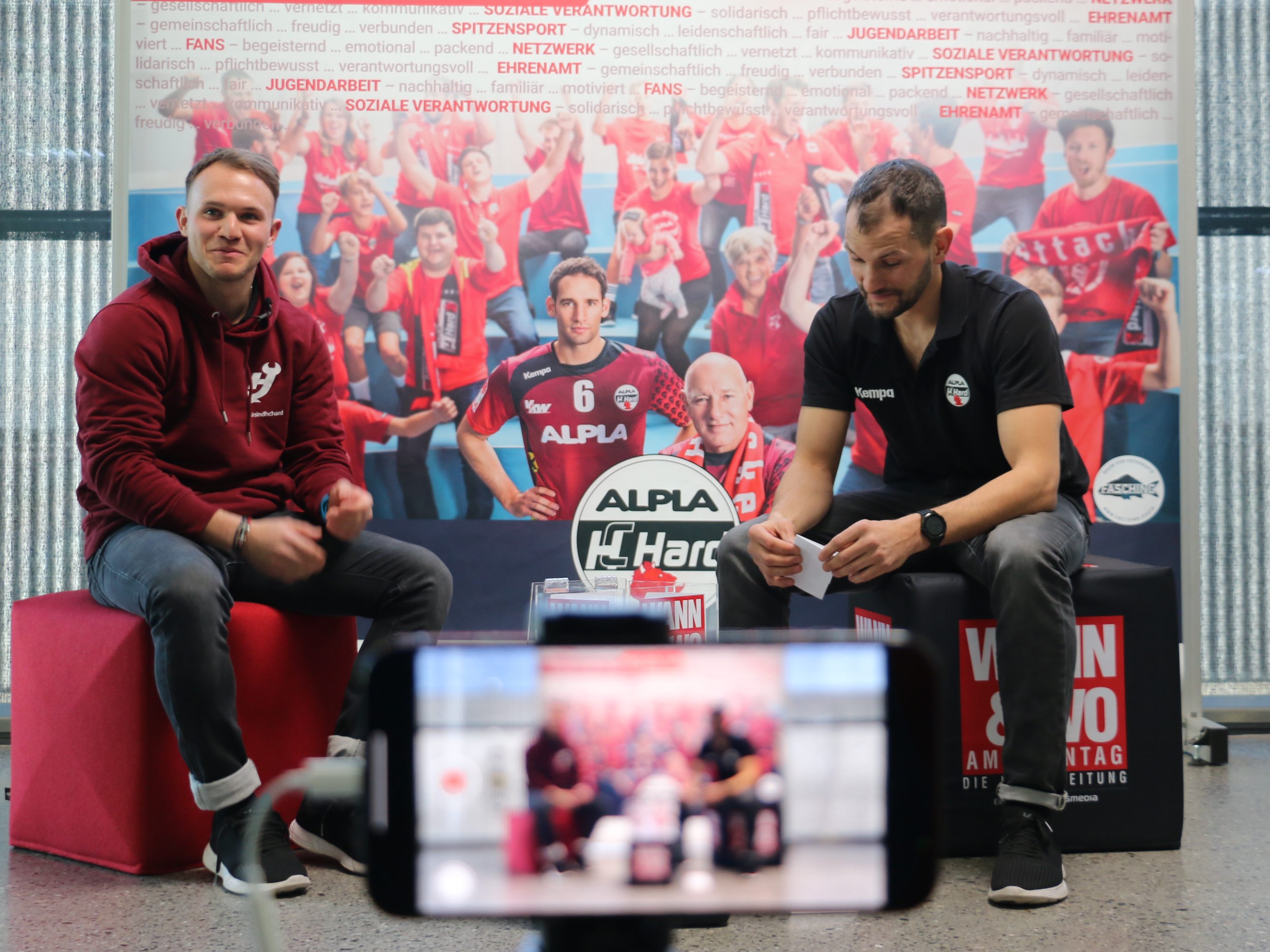 Manuel Maier und Luca Raschle beantworten "Fragen aus der Box". Manuel Maier und Luca Raschle beantworten "Fragen aus der Box".