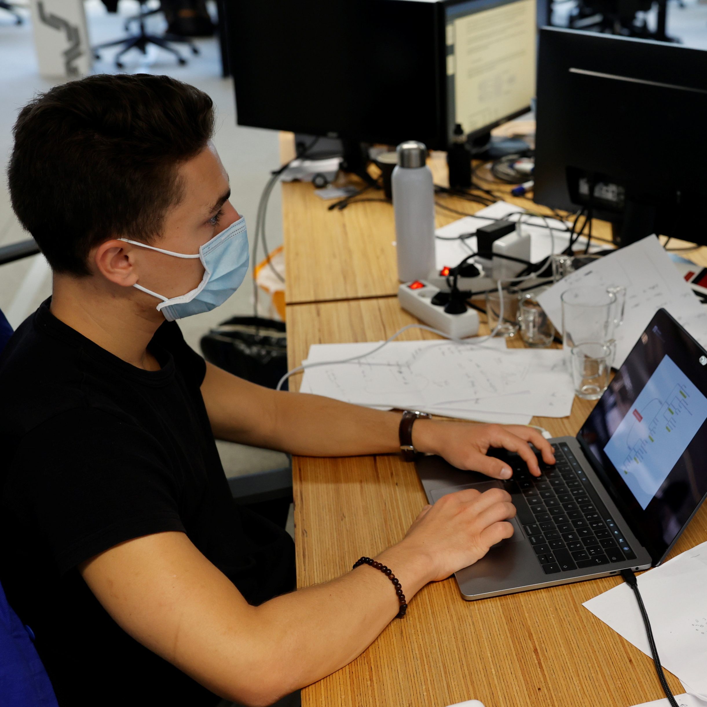 Für viele Firmen stellt sich mit dem Ende von 3G die Frage "Wie umgehen mit der Maske am Arbeitsplatz?"