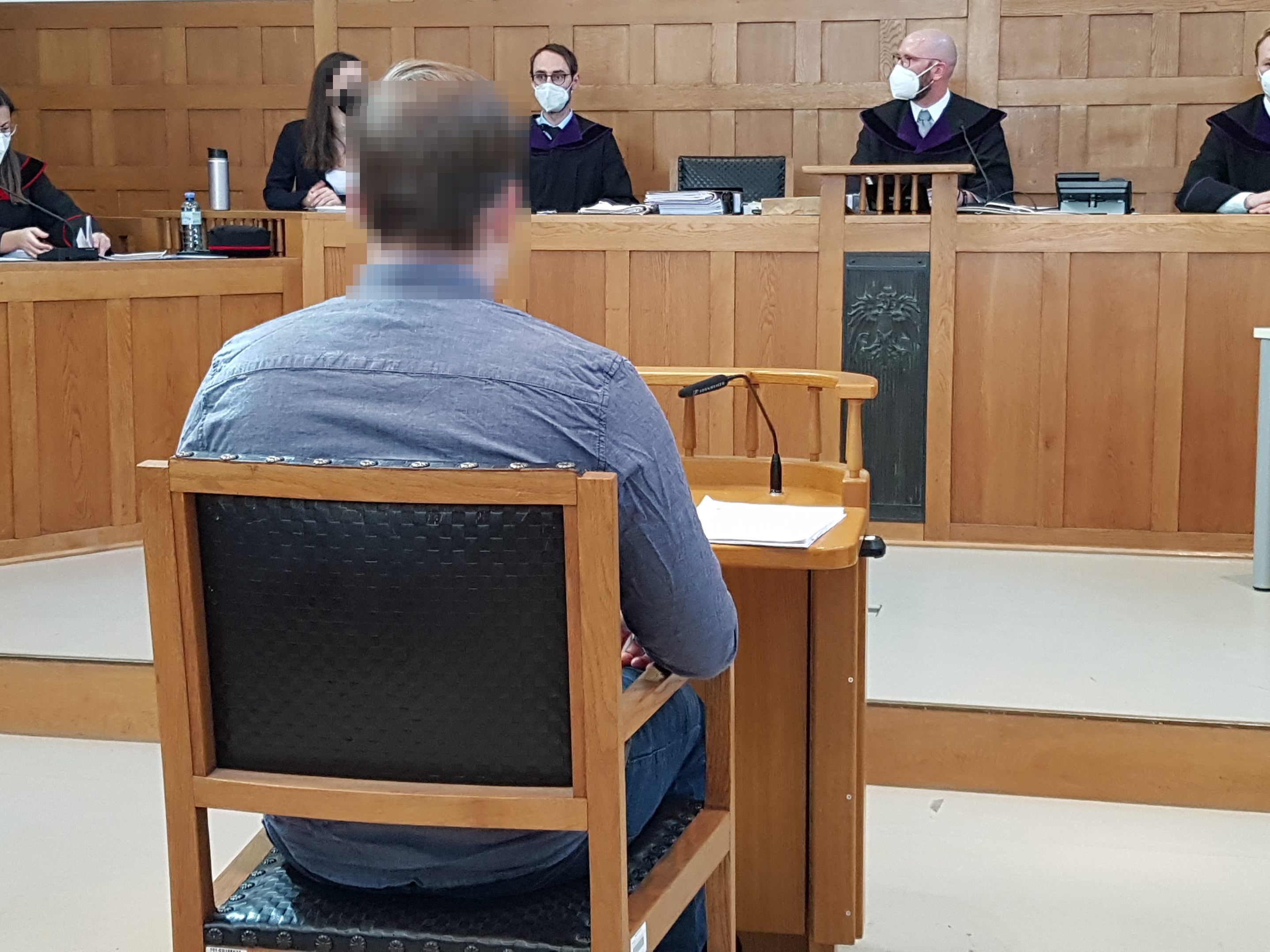 24-Jähriger stach Frau mit einem Küchenmesser in den Rücken, bestritt aber Tötungsabsicht.