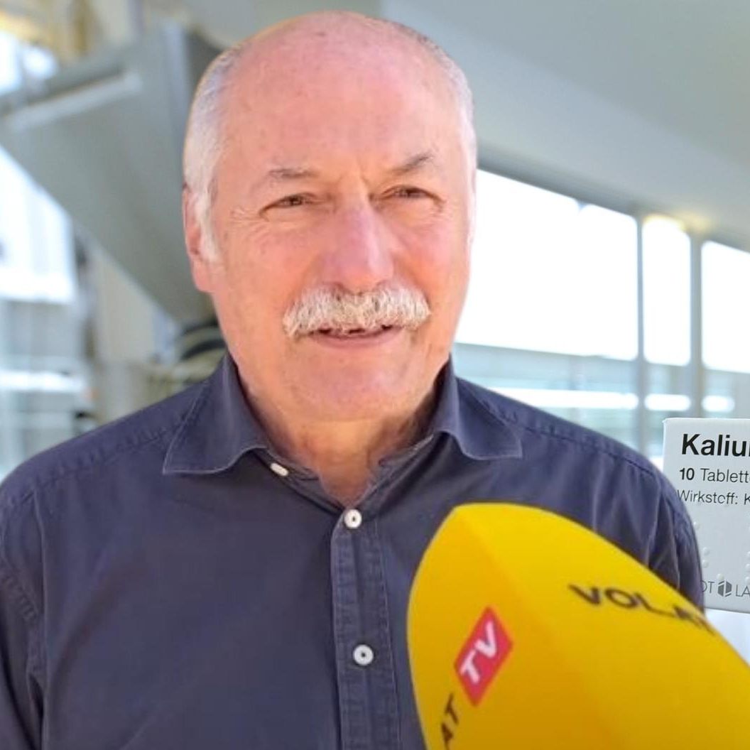 Mag. Rudolf Pfeiffer von der Stadtapotheke Dornbirn klärt über die Wirkungsweise von Kaliumjodid auf.