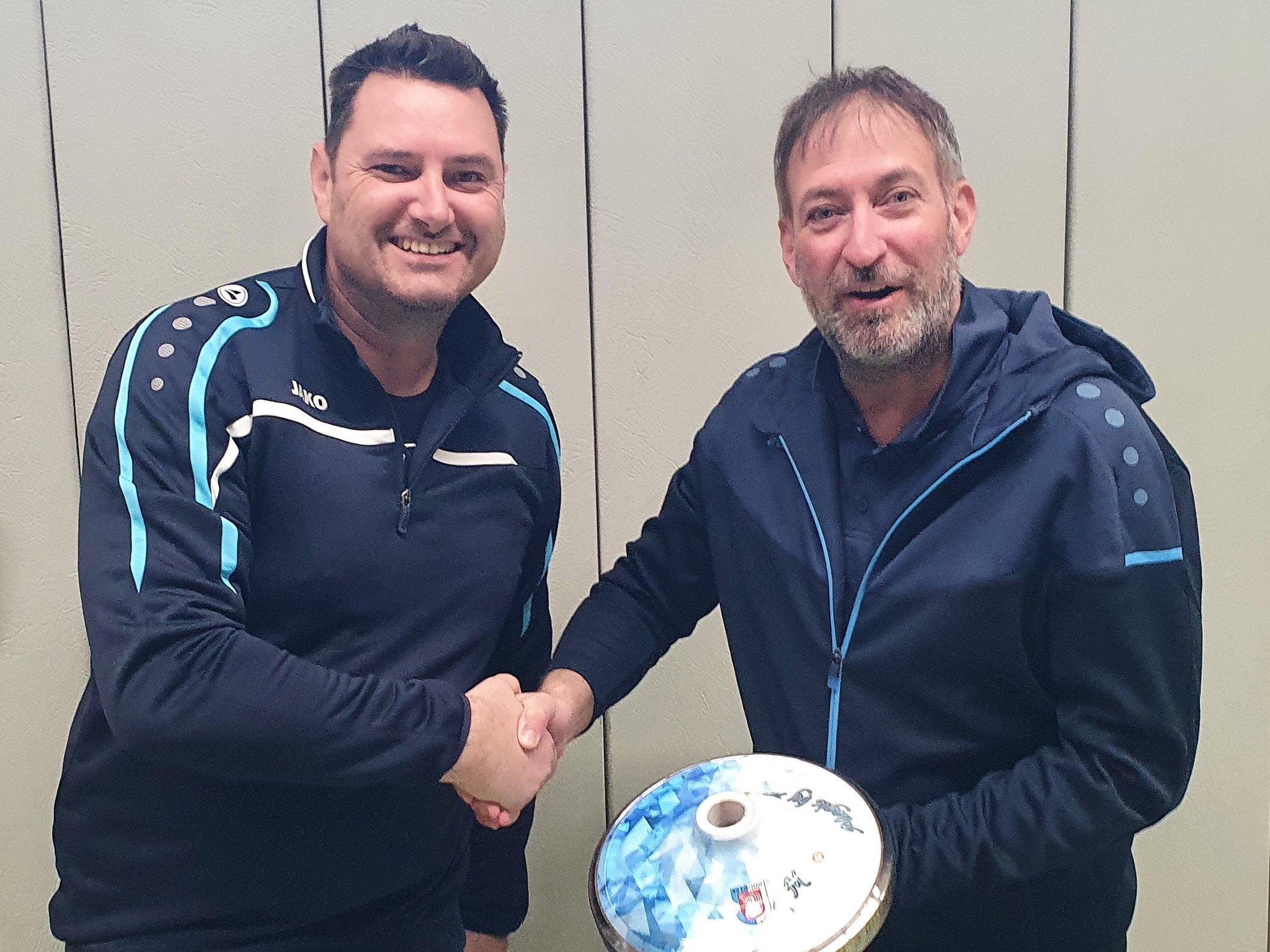 Obmann Stefan Pienz (li) begrüßt Marcel Bühler in Lochau