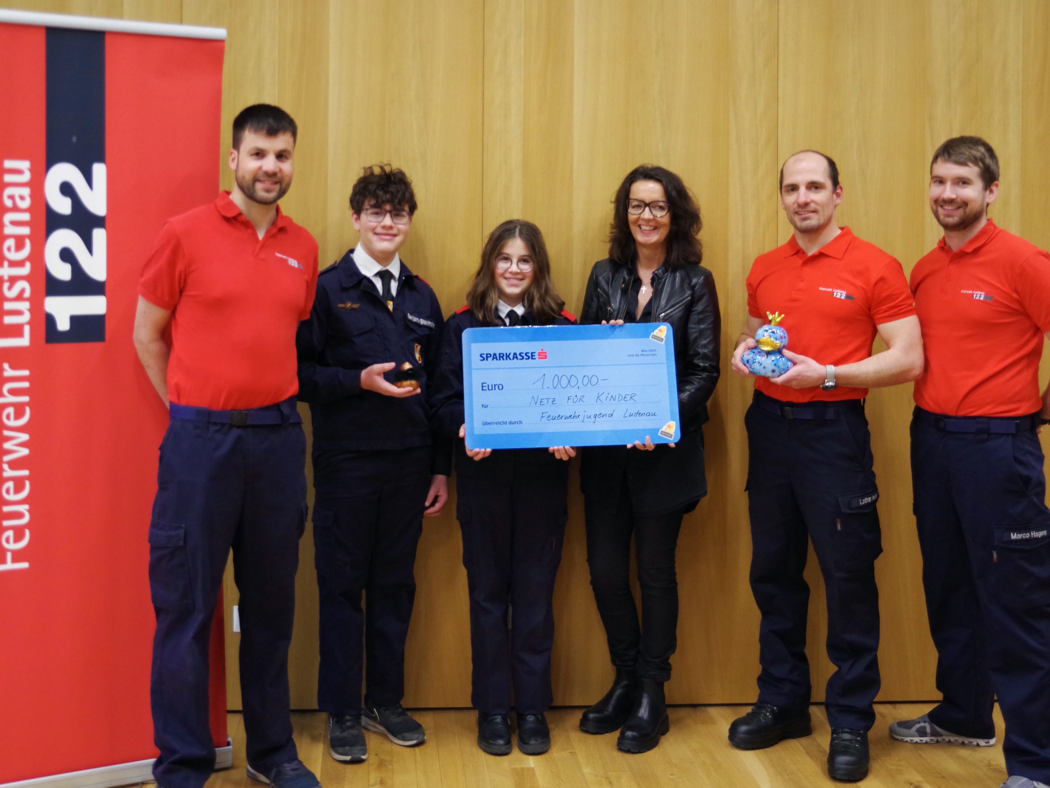 BU vlnr: Stefan Knoll (Leiter Feuerwehrjugend Lustenau), Benjamin Steinhofer, Johanna Steinhofer, Conny Amann, Lothar Isele und Marco Hagen (beide Betreuer der Feuerwehrjugend)