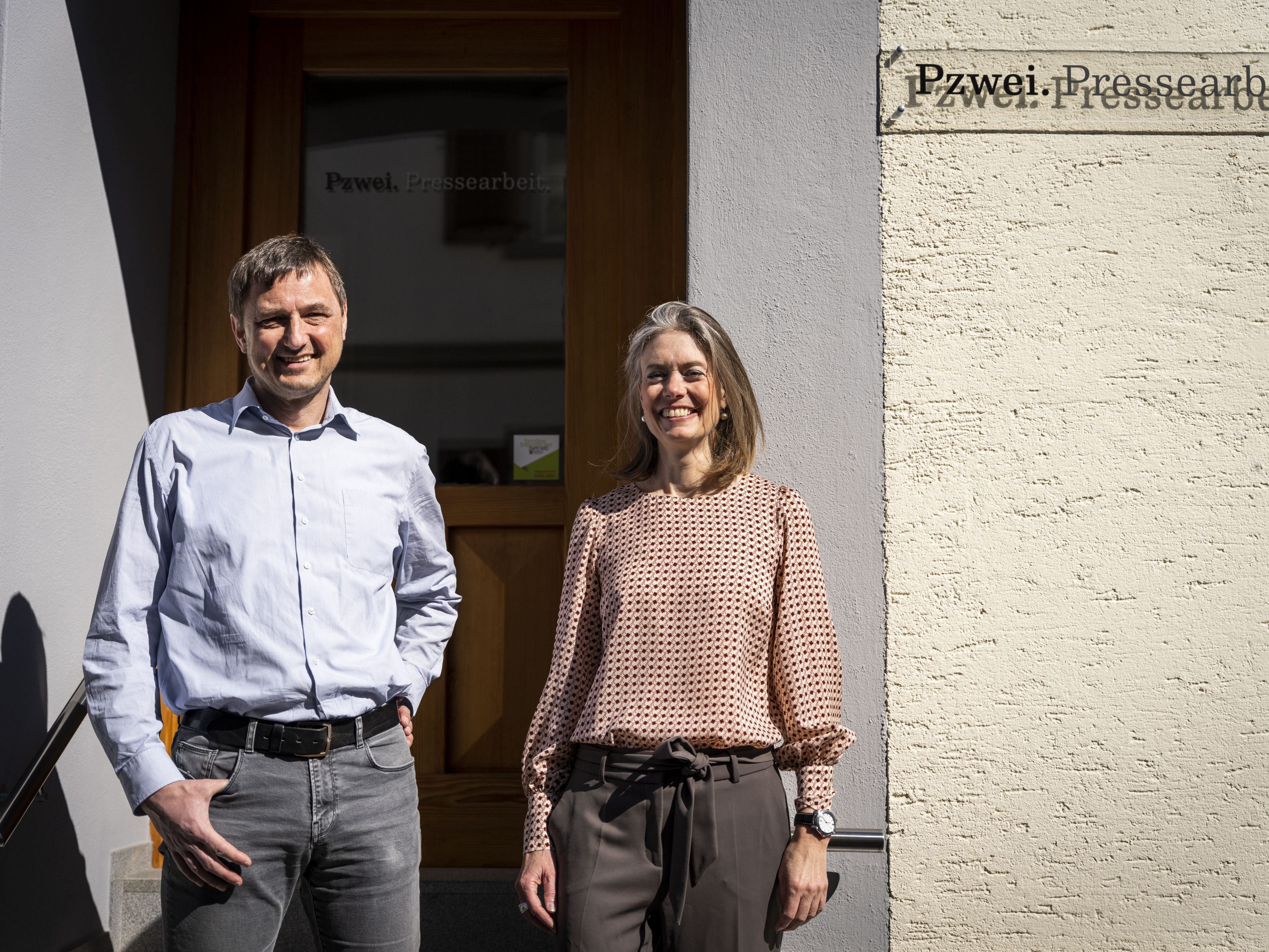 Nach 20 Jahren gibt Wolfgang Pendl die Geschäftsführung seiner PR-Agentur Pzwei. Pressearbeit an seine langjährige Mitarbeiterin Daniela Kaulfus ab. Nach 20 Jahren gibt Wolfgang Pendl die Geschäftsführung seiner PR-Agentur Pzwei. Pressearbeit an seine langjährige Mitarbeiterin Daniela Kaulfus ab.