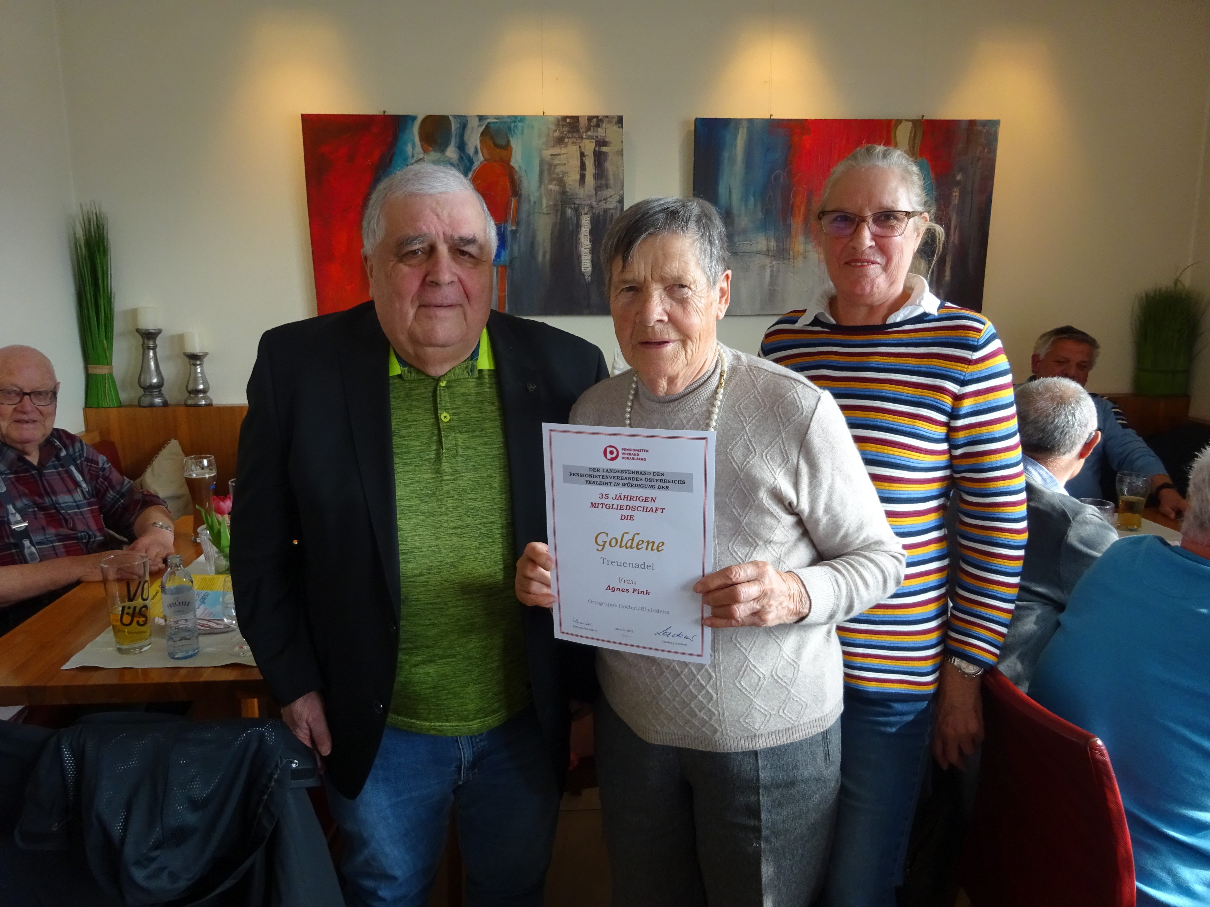 Agnes Fink (Mitte) wurde von PVÖ-Ortsvorsitzender Theresia Schneider und Landespräsident Manfred Lackner für ihre 35jährige PVÖ-Mitgliedschaft ausgezeichnet. Agnes Fink (Mitte) wurde von PVÖ-Ortsvorsitzender Theresia Schneider und Landespräsident Manfred Lackner für ihre 35jährige PVÖ-Mitgliedschaft ausgezeichnet.