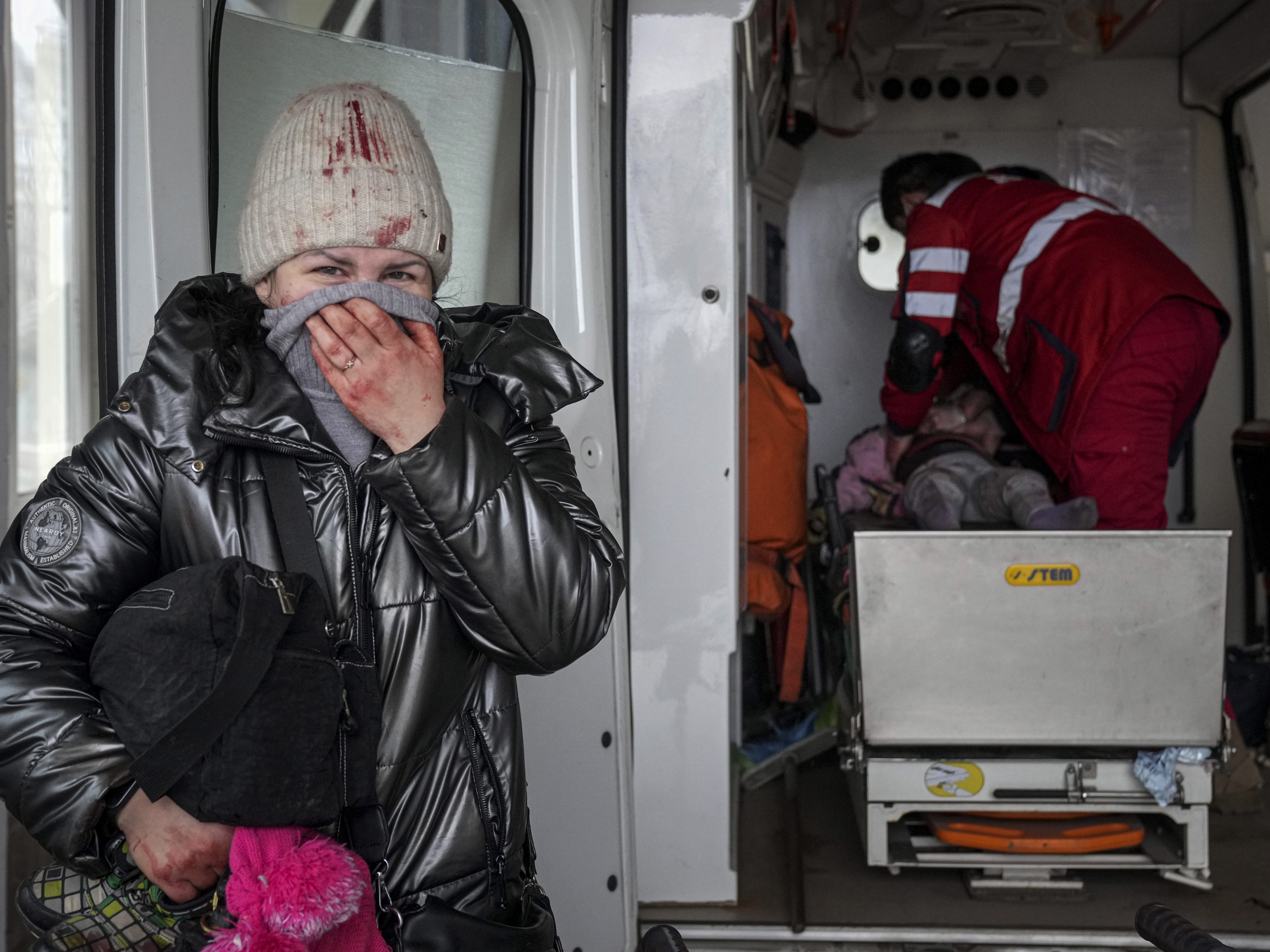 Zivilisten in der ukrainischen Hafenstadt Mariupol leiden unter dem Beschuss durch russische Truppen.