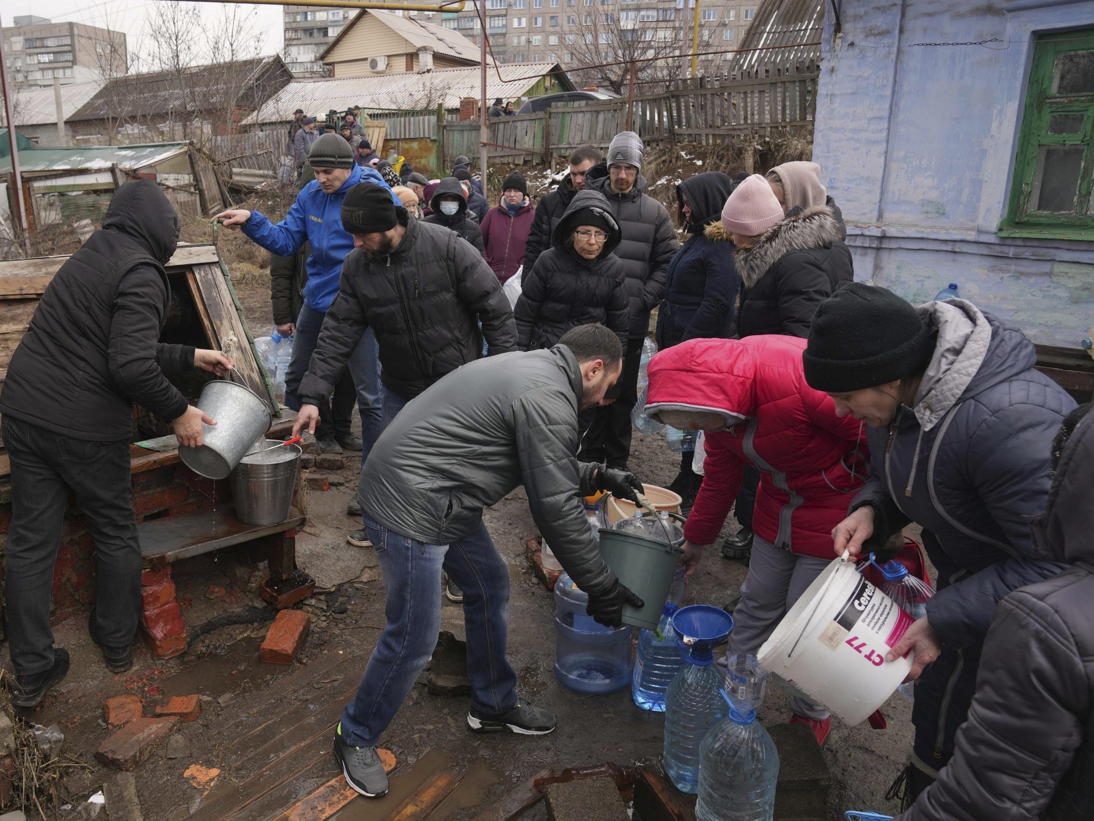 Den Menschen in Mariupol fehlt es an Wasser und Lebensmitteln. Den Menschen in Mariupol fehlt es an Wasser und Lebensmitteln.