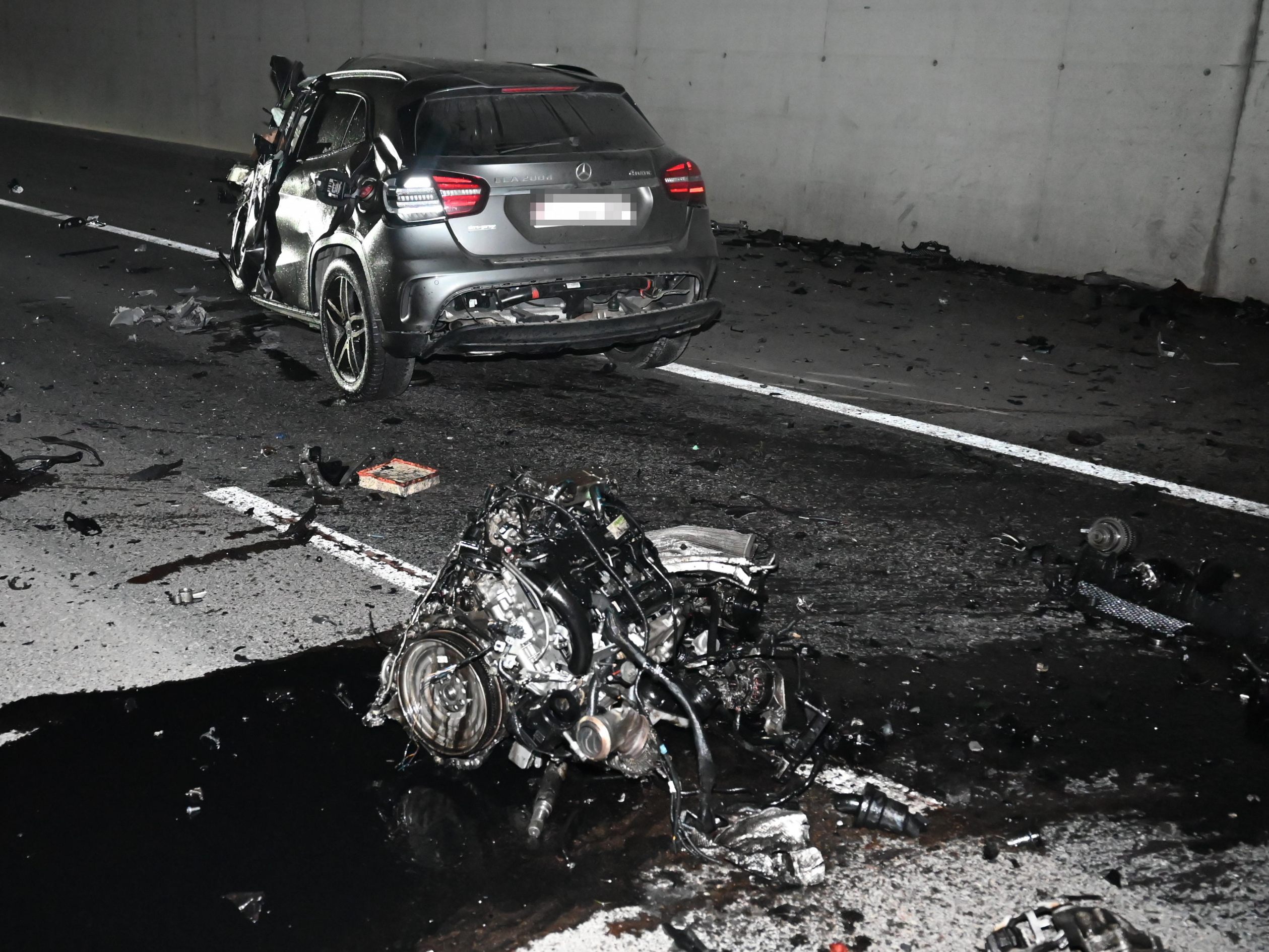 Der Motorblock wurde durch die Wucht des Aufpralls aus dem Mercedes gerissen. Der Motorblock wurde durch die Wucht des Aufpralls aus dem Mercedes gerissen.
