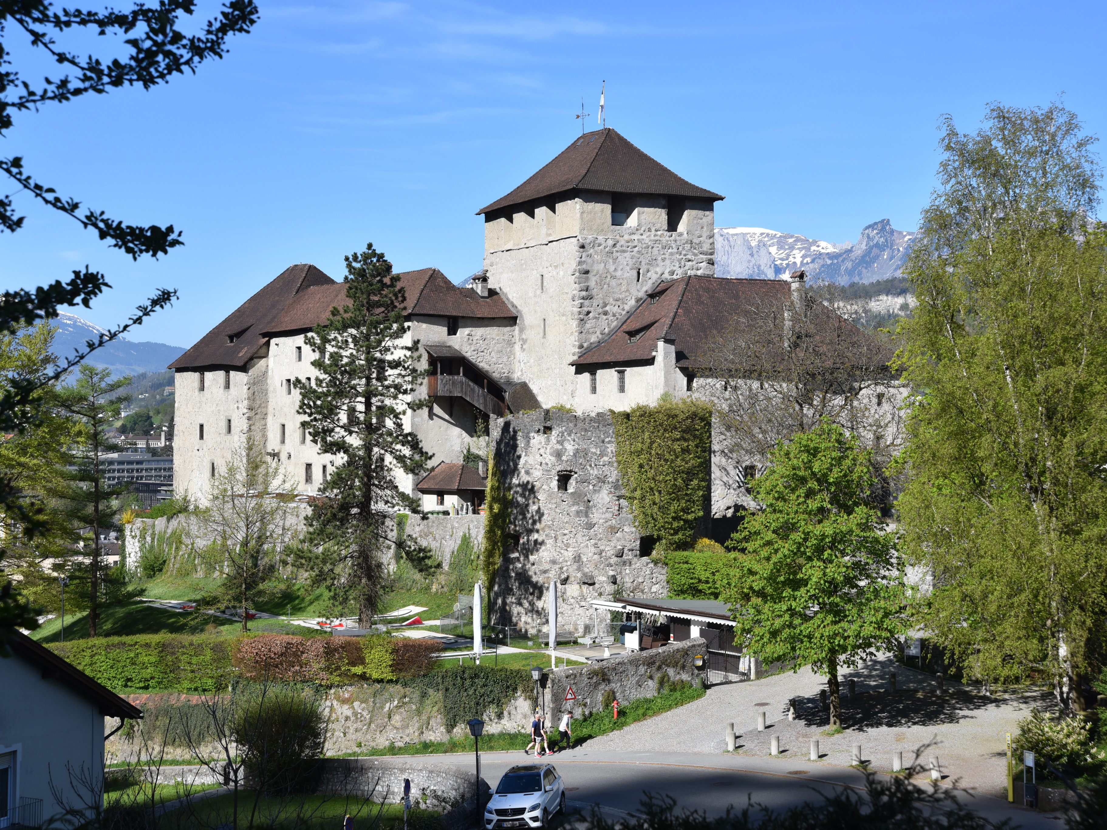 Blitzblauer Himmel und letzte Schneereste auf den Gipfeln, so einen Ausblick von und auf die Schattenburg genießt man im Frühling. Blitzblauer Himmel und letzte Schneereste auf den Gipfeln, so einen Ausblick von und auf die Schattenburg genießt man im Frühling.
