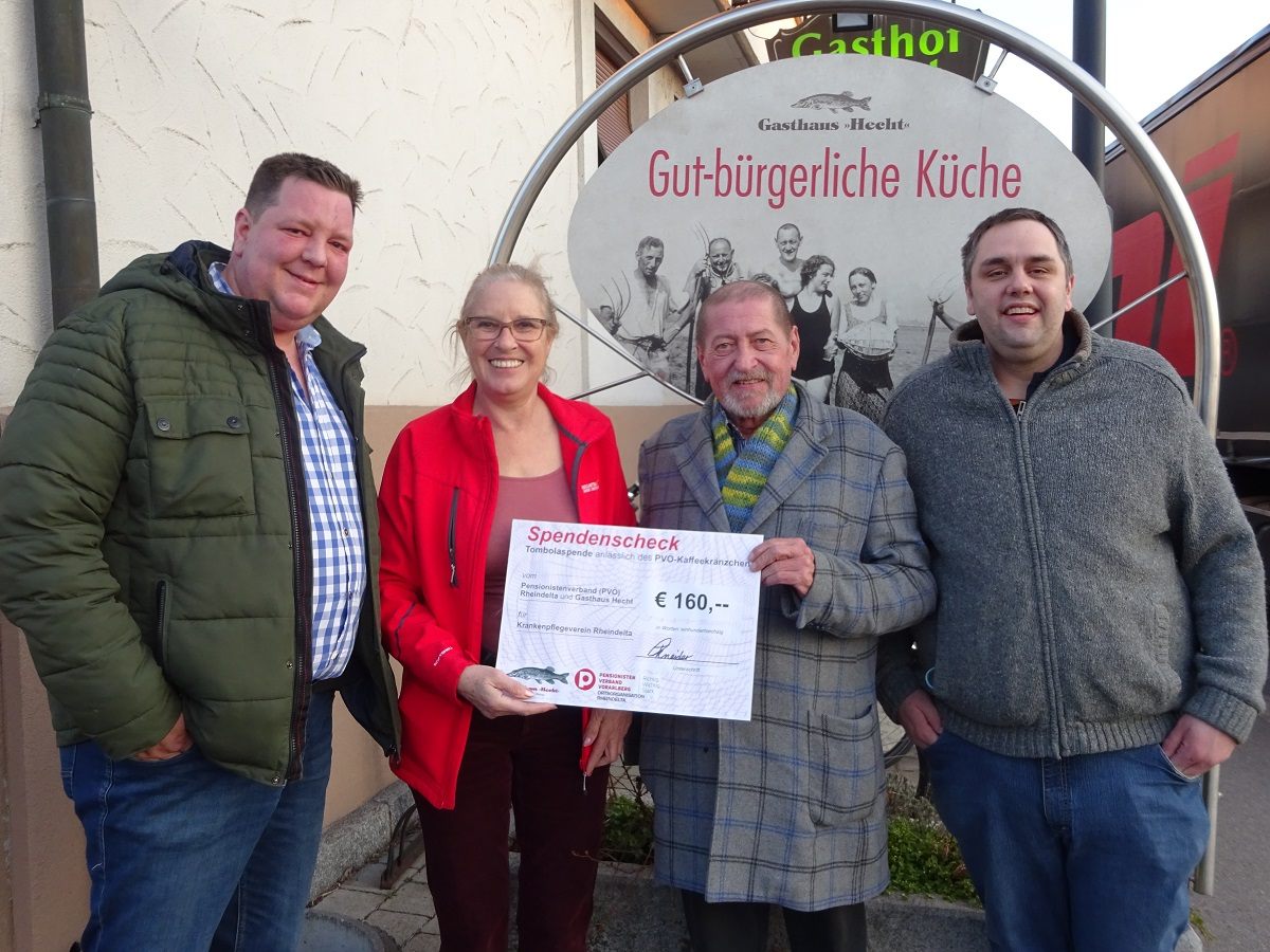 Johannes Rappold, Theresia Schneider und Daniel Walser übergaben die Krankenpflegevereins-Spende an Obmann Werner Schneider.