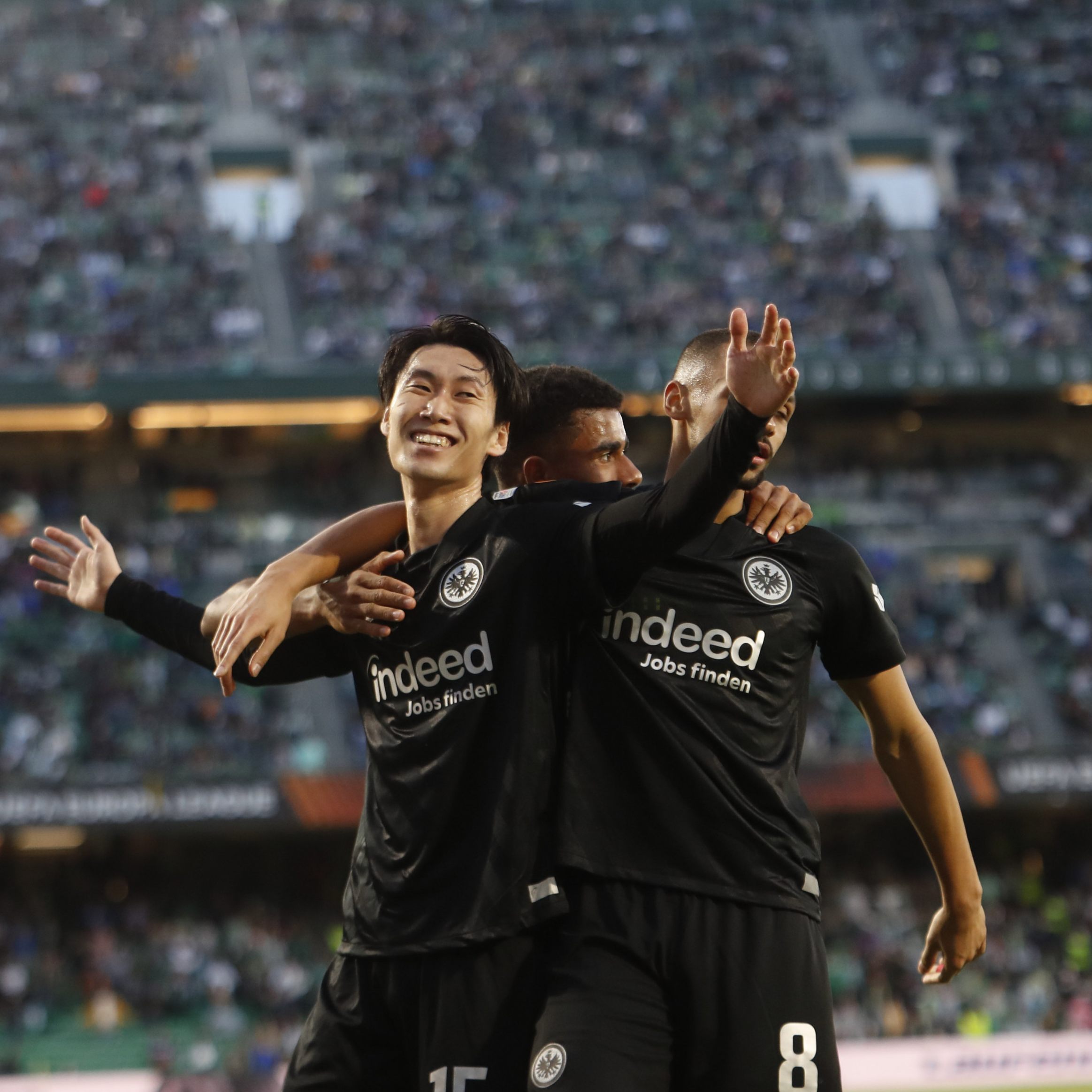 Kamada und Co. jubelten über einen verdienten Erfolg in Sevilla.