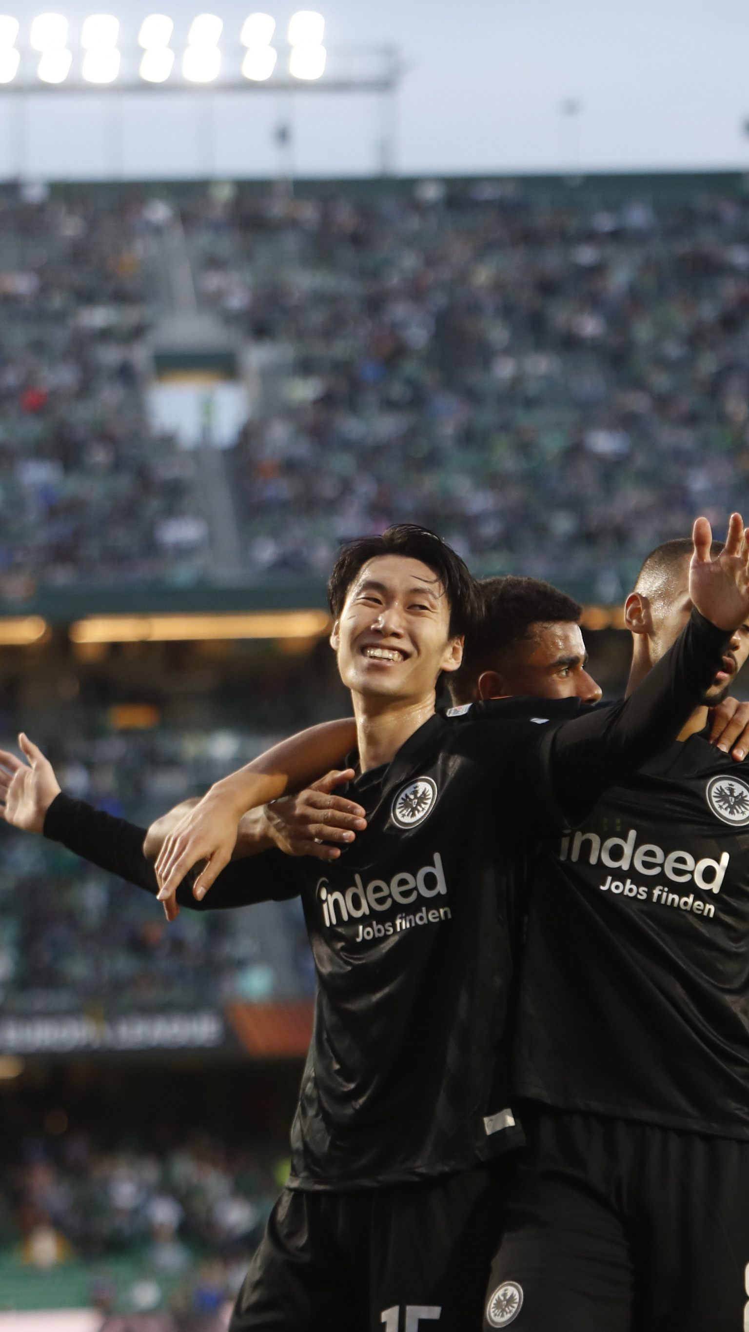 Kamada und Co. jubelten über einen verdienten Erfolg in Sevilla.