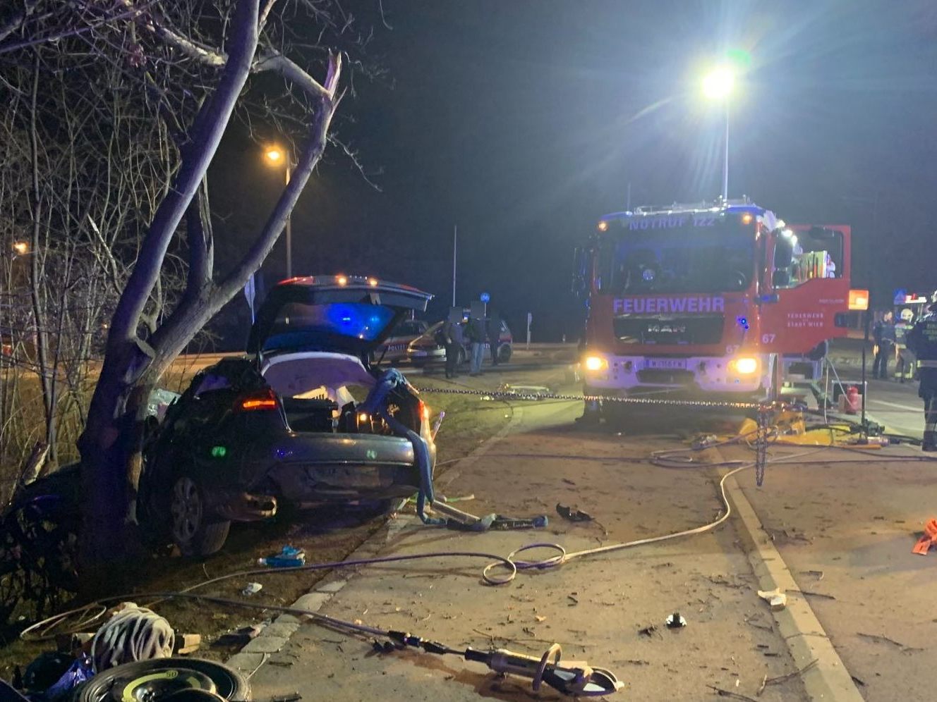 Für den Lenker kam bei diesem schweren Unfall in Wien-Floridsdorf leider jede Hilfe zu spät