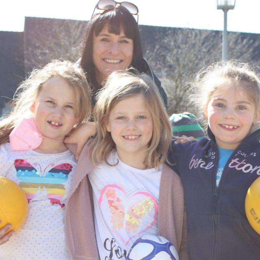 VS Klaus mit Lehrerin Manuela Lins und drei Schülerinnen.