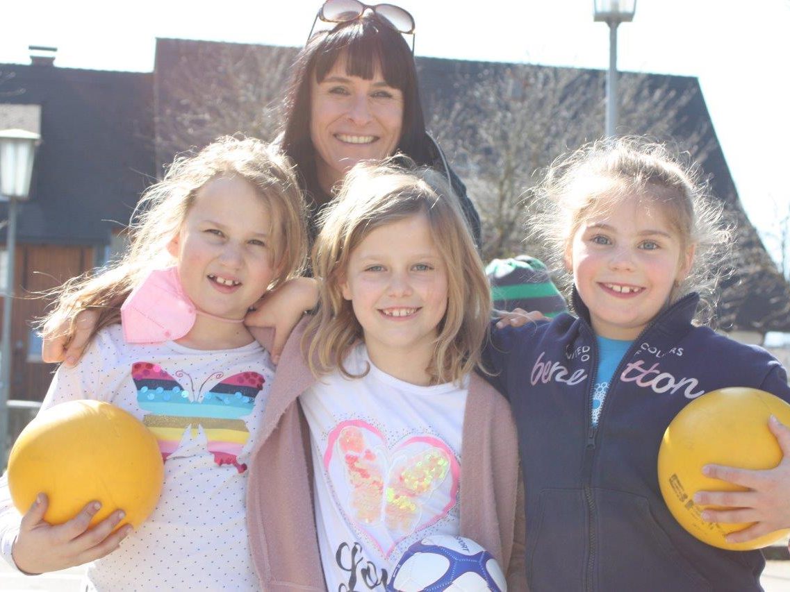 VS Klaus mit Lehrerin Manuela Lins und drei Schülerinnen.