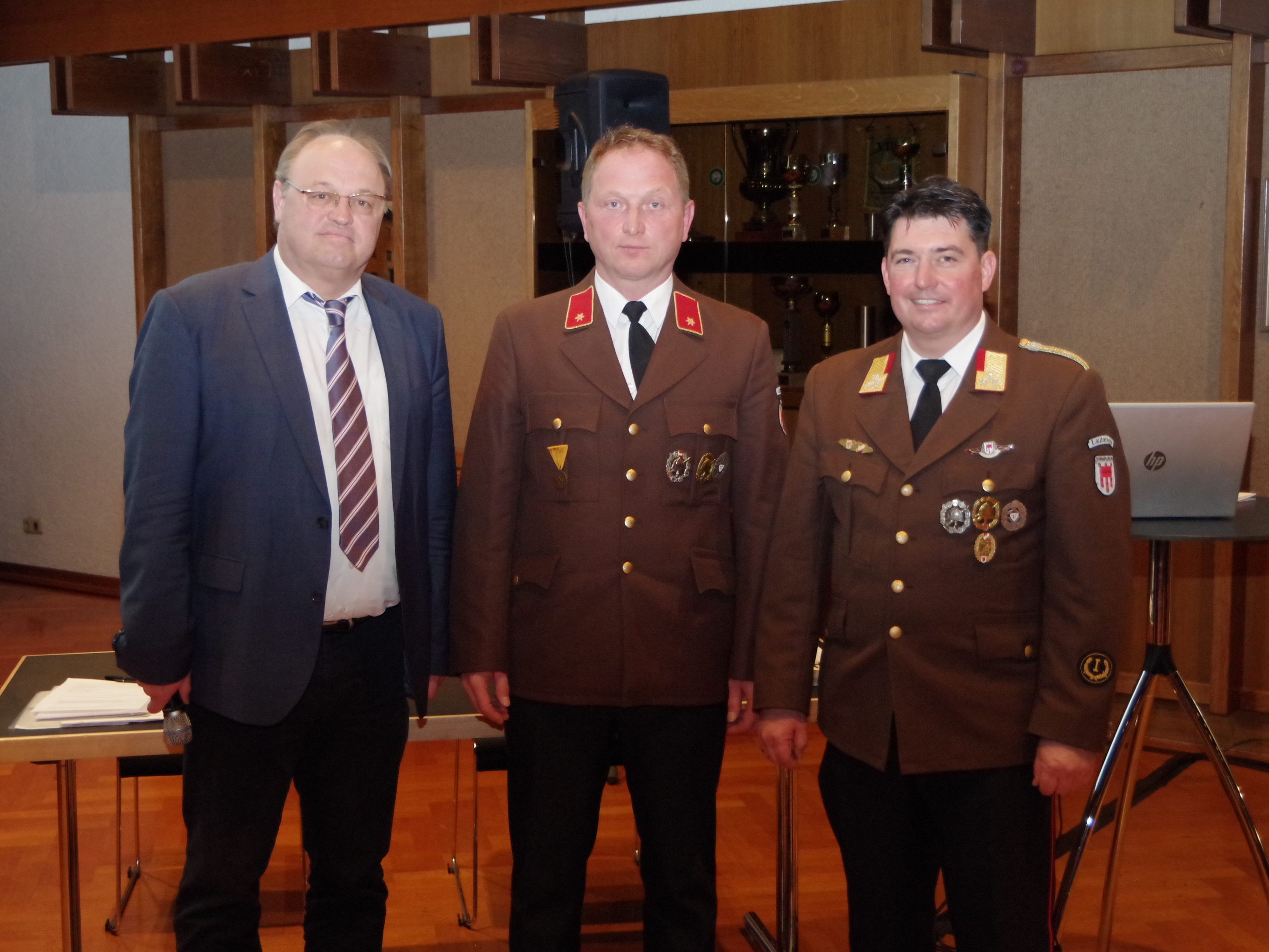 Bürgermeister Elmar Rhomberg mit BFI Reinhard Karg und dem neuen Kommandanten Markus Wirth Bürgermeister Elmar Rhomberg mit BFI Reinhard Karg und dem neuen Kommandanten Markus Wirth