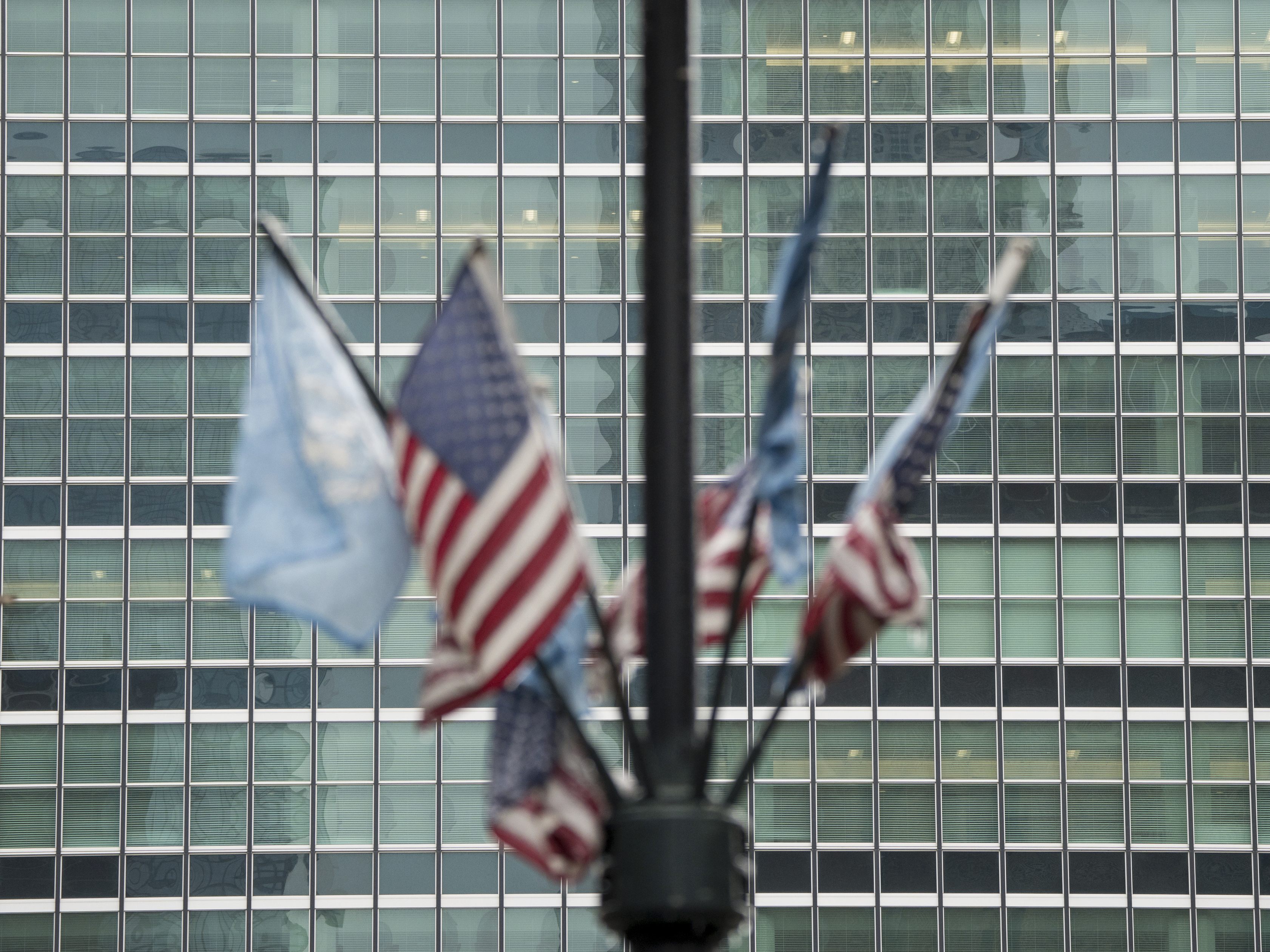 Ein Mitarbeiter der US-Botschaft hat einen 400 Jahre alten Wandteppich gestohlen. Er wurde zu einem Jahr bedingter Haft verurteilt. Ein Mitarbeiter der US-Botschaft hat einen 400 Jahre alten Wandteppich gestohlen. Er wurde zu einem Jahr bedingter Haft verurteilt.