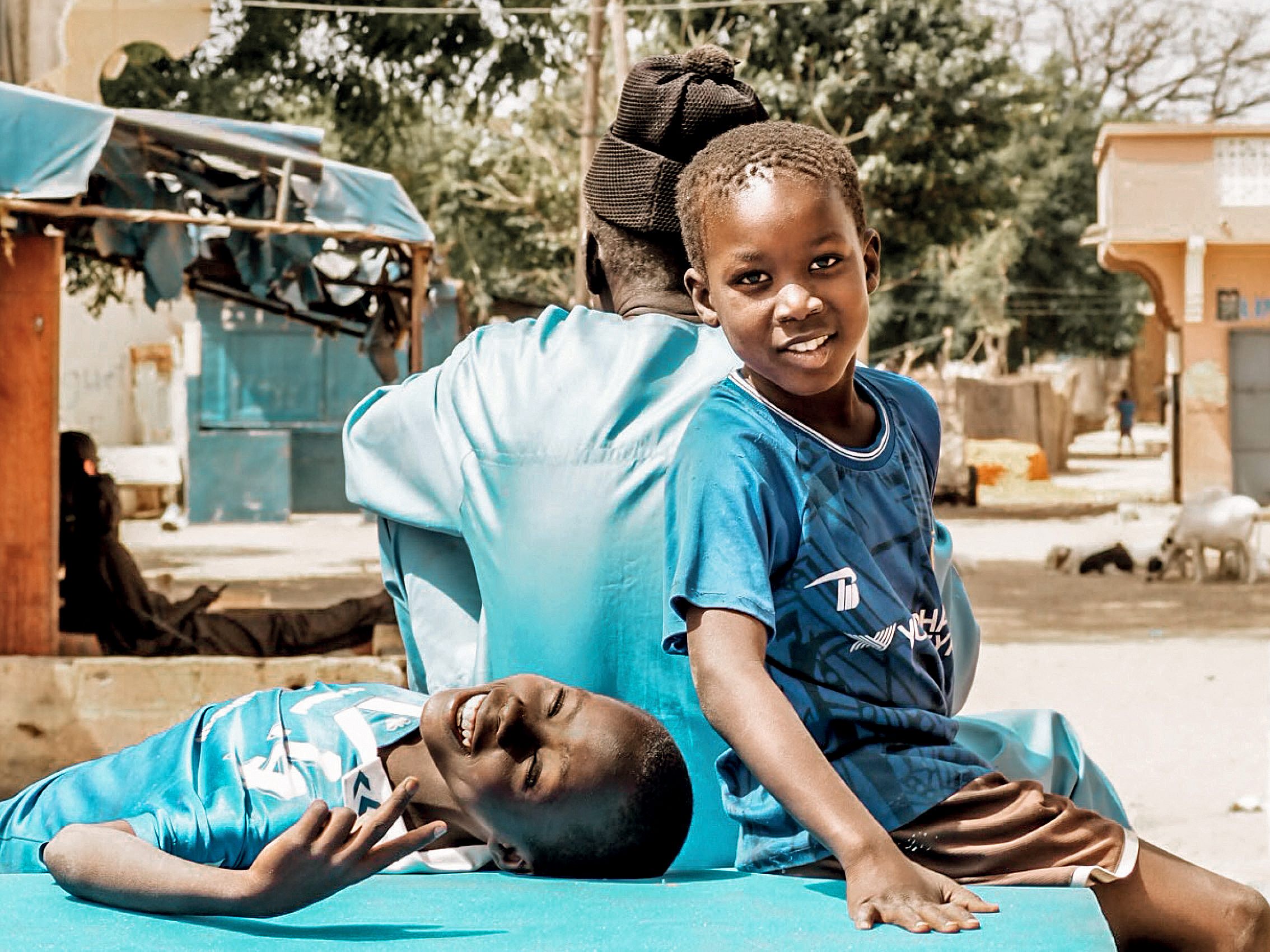 47 Kinder freuten sich über Matratzen und ein Bett – bisher hatten sie auf einer Bastmatte auf dem Boden geschlafen.