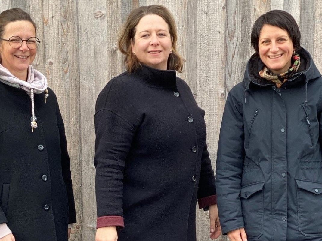 Gabi Hampson, Michaela Müller und Andrea Hollenstein (v.l.n.r.) vom Verein Tatendrang suchen Kleinbusse, um damit Menschen in der Ukraine aus der Gefahrenzone zu bergen. Gabi Hampson, Michaela Müller und Andrea Hollenstein (v.l.n.r.) vom Verein Tatendrang suchen Kleinbusse, um damit Menschen in der Ukraine aus der Gefahrenzone zu bergen.