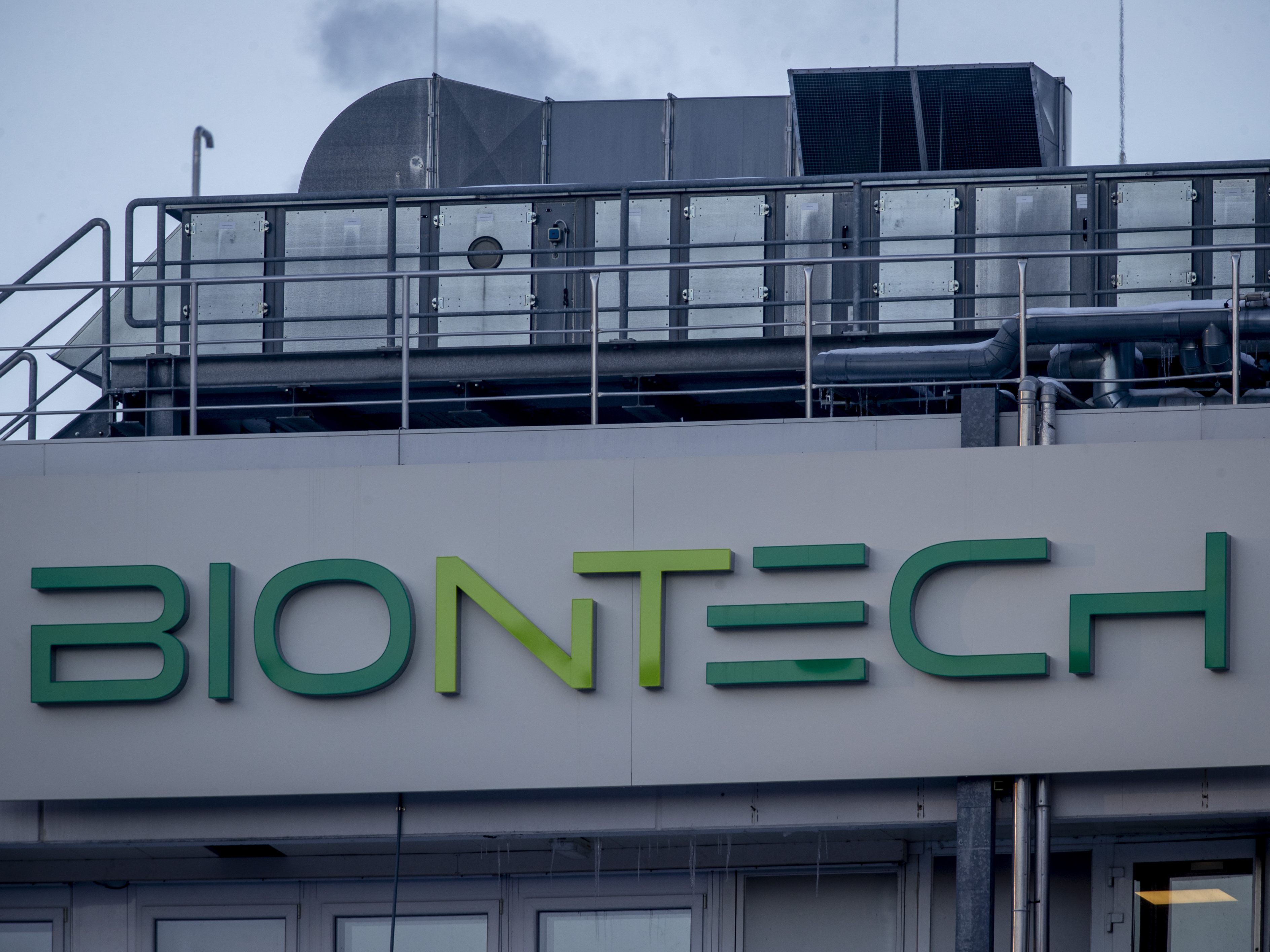 Ab Ende März soll der Omikron-Impfstoff von Biontech ausgeliefert werden können. Ab Ende März soll der Omikron-Impfstoff von Biontech ausgeliefert werden können.