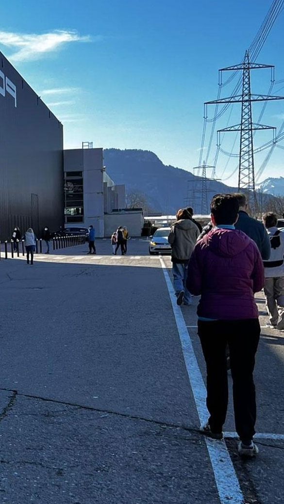 Die Warteschlange für die angeordneten PCR-Tests reichte bis weit auf den Parkplatz des Messegeländes zurück.