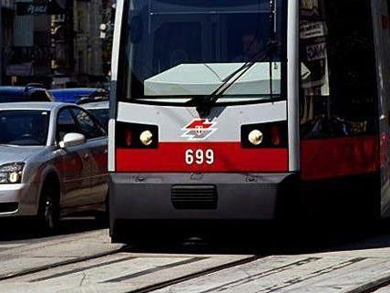 Ein Kind hatte in Wien 15 einen Zusammenstoß mit einer Straßenbahn