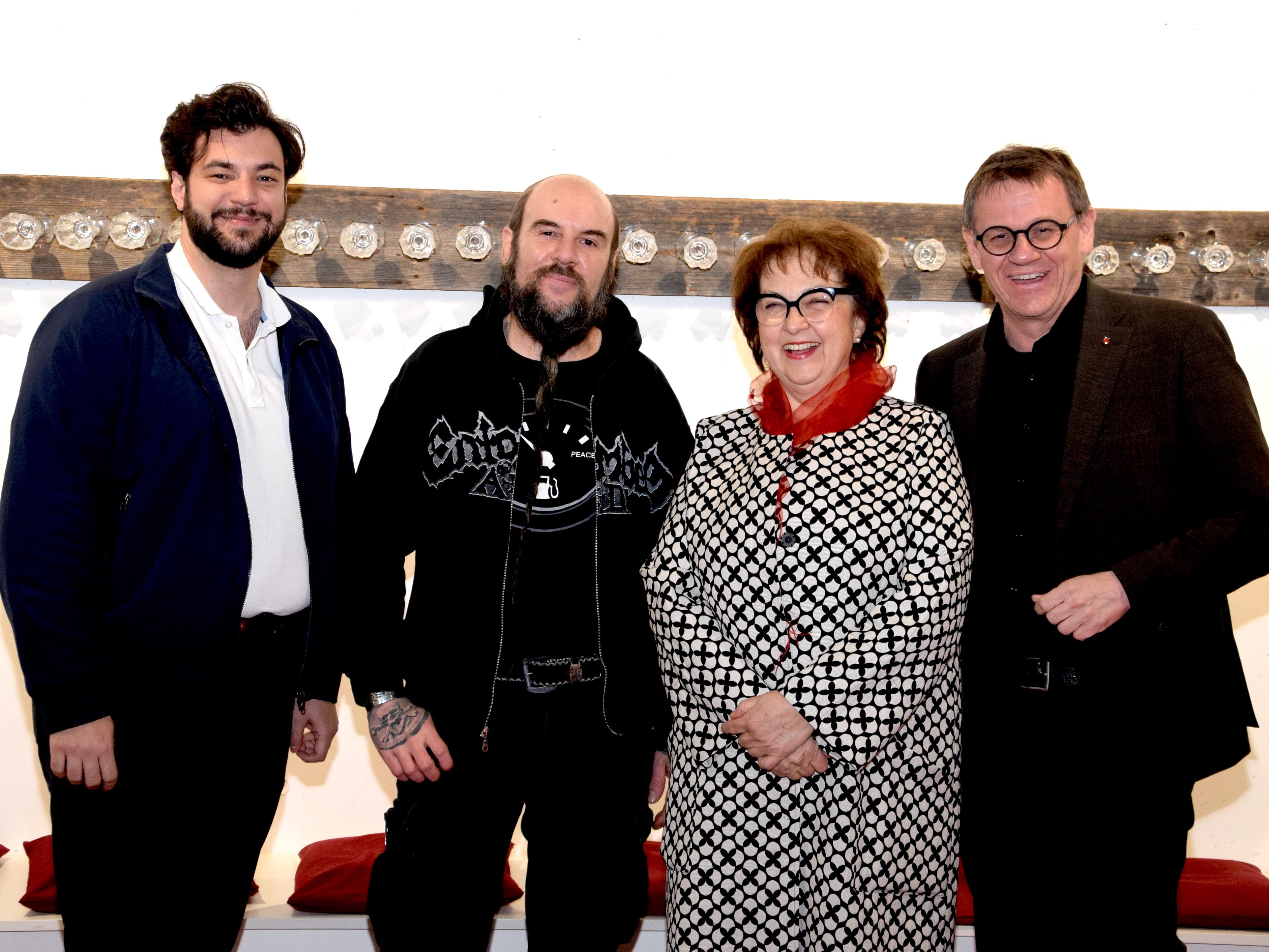 Kulturstadtrat Cenk Dogan, Glaskünstler Patrick Roth, Galeristin Sigrid Fritsche und LAbg. Christoph Thoma in der Bludenzer Kellergalerie kukuphi