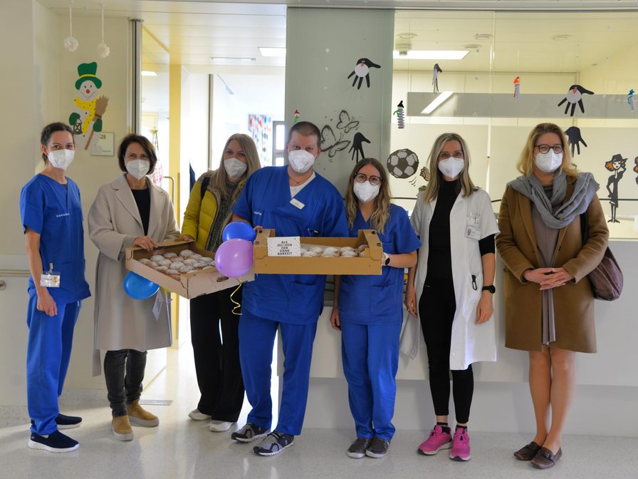 Ein süßes Dankeschön der Initiator:innen von "Zeichen setzen" für das Dornbirner Ärzte- und Pflege-Personal.