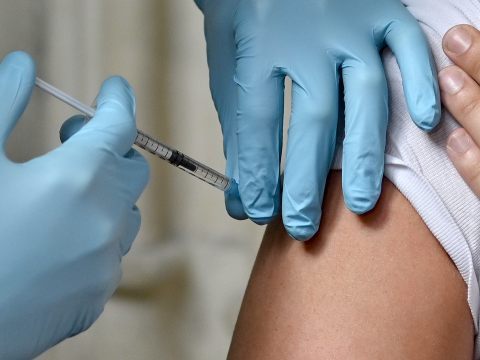 Die Impfpflicht und alles rund um das Coronavirus will Science Buster Martin Moder 24h-Betreuerinnen erklären