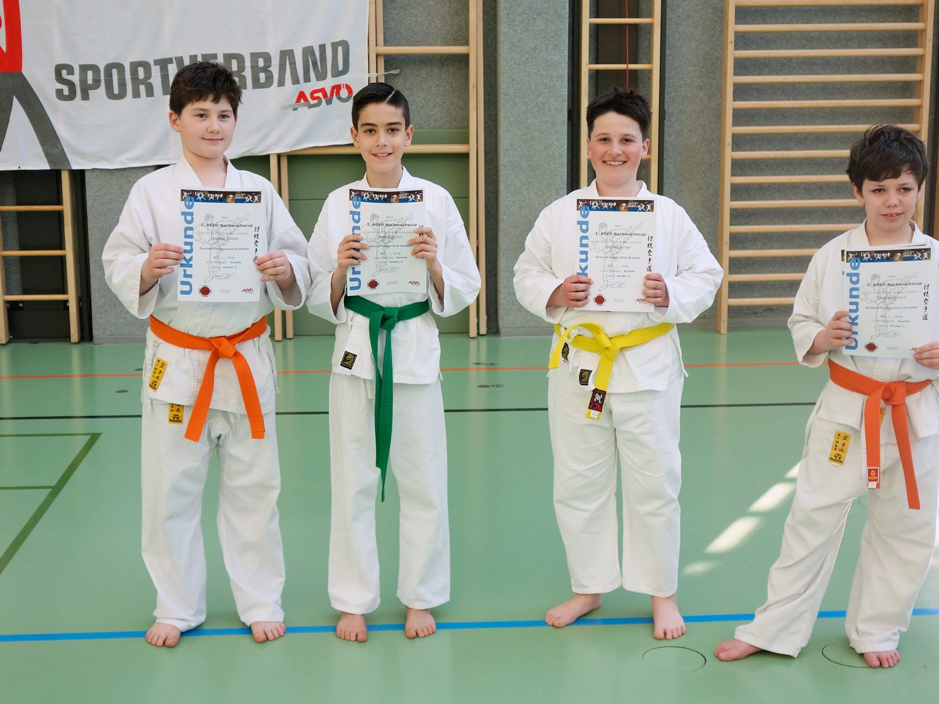 Strahlende Gesichter bei den Gewinnern in der Kategorie Kinder 2 männlich