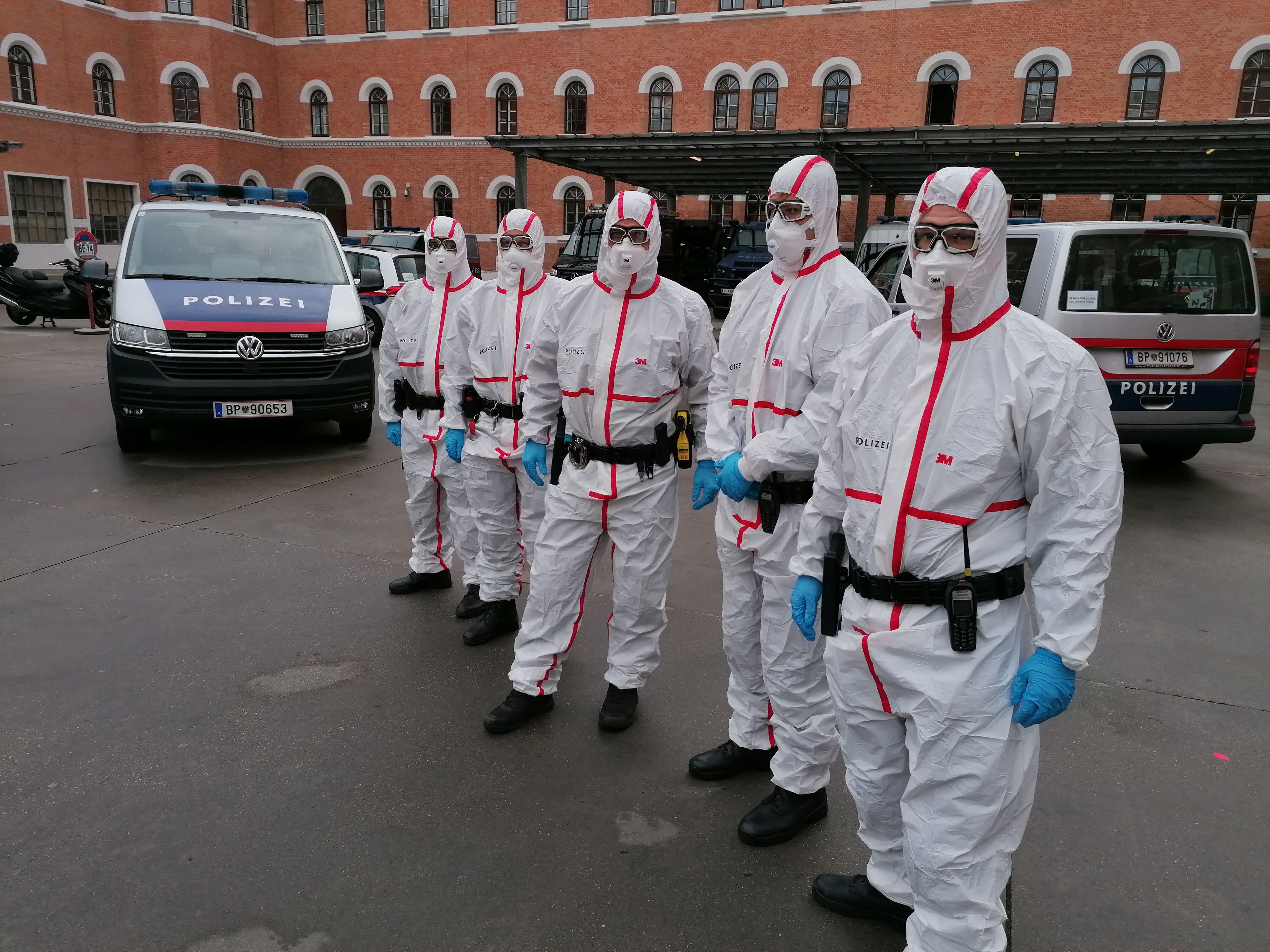 Das Kompetenzteam unterstützt die Wiener Polizei bei Einsätzen mit Corona-Infizierten. Das Kompetenzteam unterstützt die Wiener Polizei bei Einsätzen mit Corona-Infizierten.