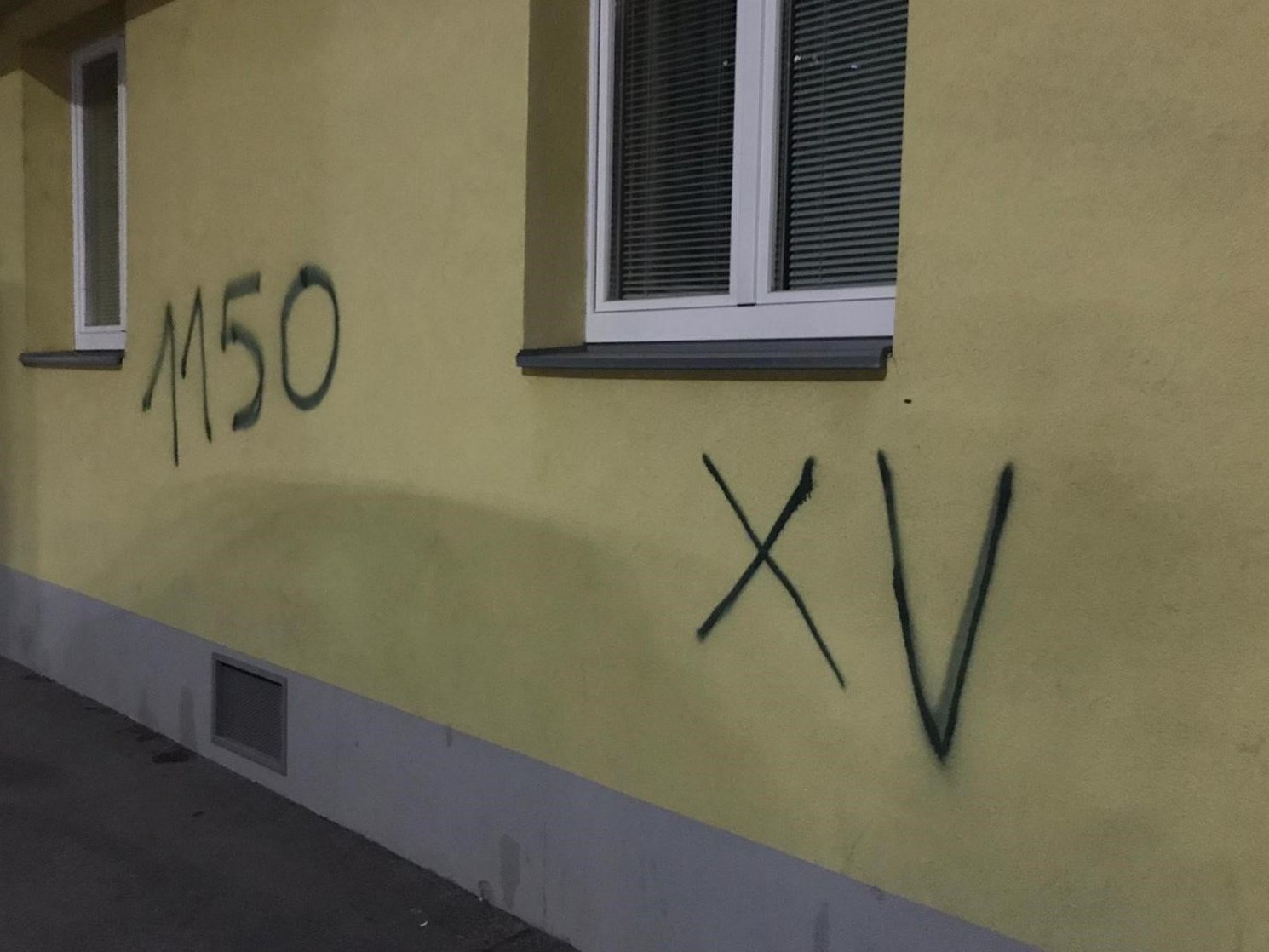 Jugendliche sprühten Graffiti in Wien.