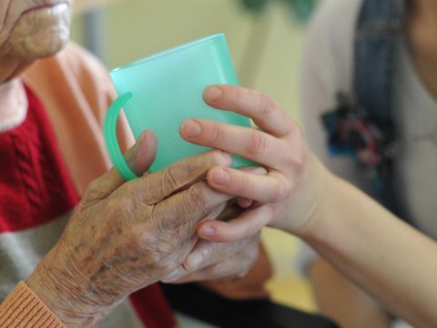 Mit der Pflege sind beruflich und privat nach wie vor zum Großteil Frauen beschäftigt