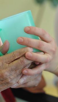 Mit der Pflege sind beruflich und privat nach wie vor zum Großteil Frauen beschäftigt