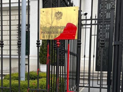 Die Fahndung nach dem Vandalen verlief laut Wiener Polizei bislang erfolglos. Die Fahndung nach dem Vandalen verlief laut Wiener Polizei bislang erfolglos.